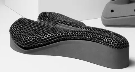 Asiento con estructura de celosía impreso en alta resolución, con capas casi invisibles