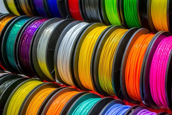 Carretes de filamento en muchos colores, muestra de la variedad de tonos disponibles en FDM