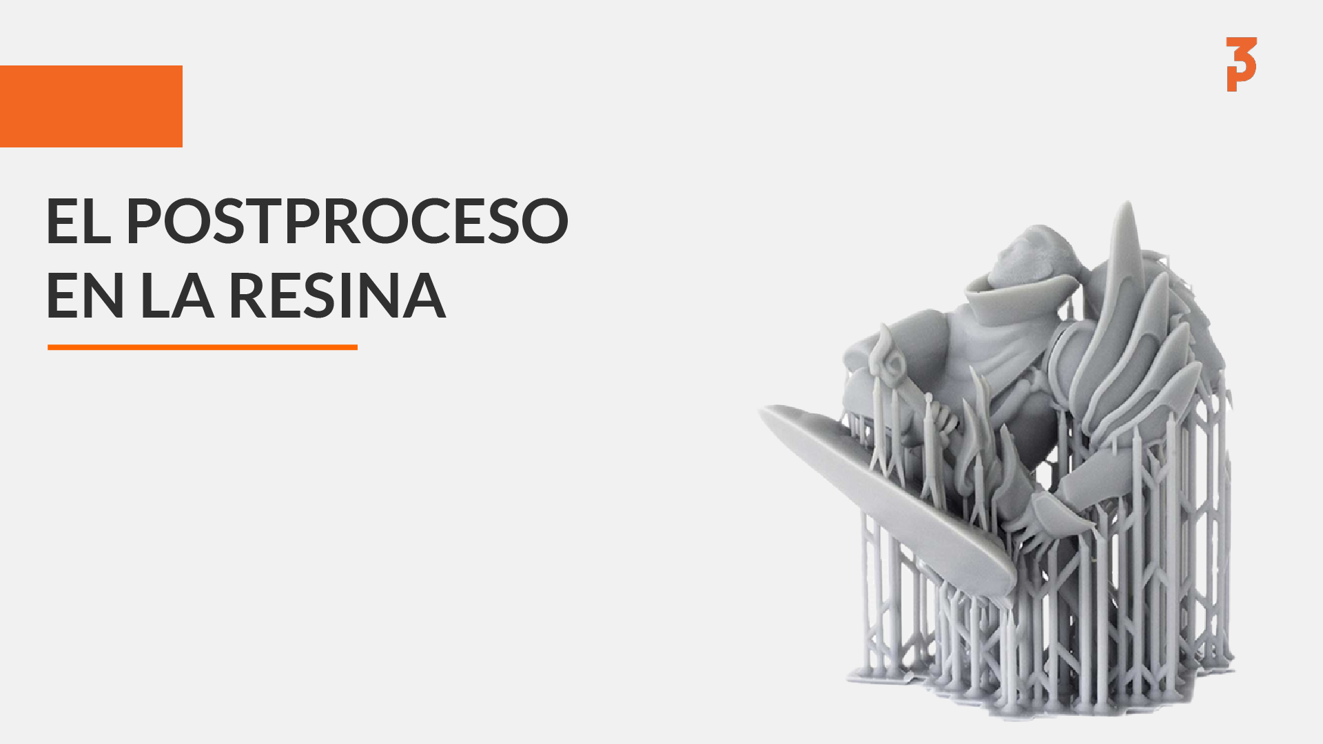Pieza gris impresa en resina todavía unida a sus estructuras de soporte antes del postproceso