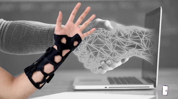 Férula de muñeca impresa en 3D junto a una mano digital que sale de una laptop, ejemplo de ajuste ergonómico