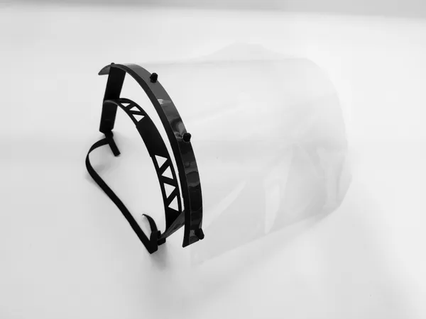 Careta protectora con diadema negra impresa en 3D y mica transparente, fabricada durante la pandemia