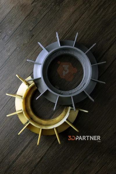 Dos piezas circulares con aspas impresas en 3D, gris y amarilla, ejemplo de cómo influye la orientación de impresión