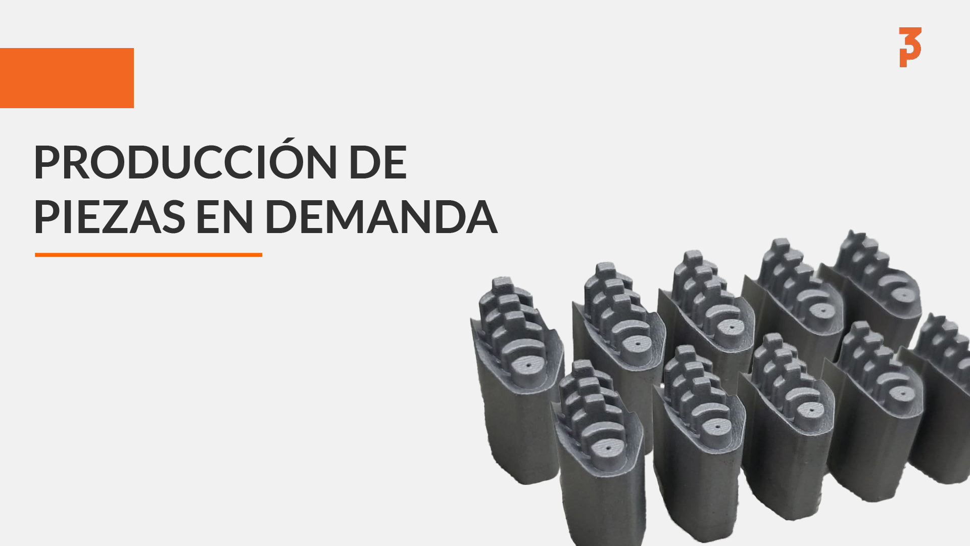 Lote de piezas idénticas impresas en 3D en filamento gris, ejemplo de producción bajo demanda