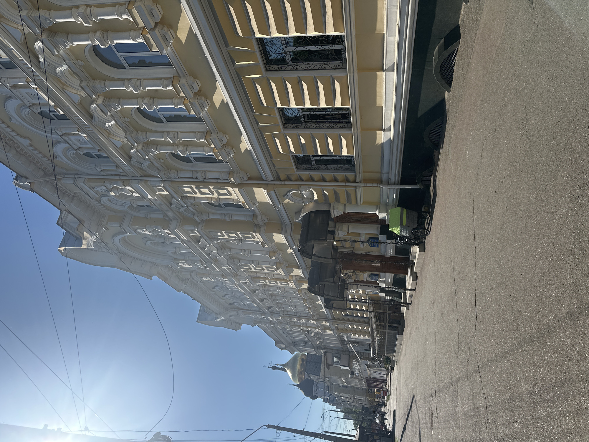 Sunny afternoon walking tour captures city streets, roses, bakeries