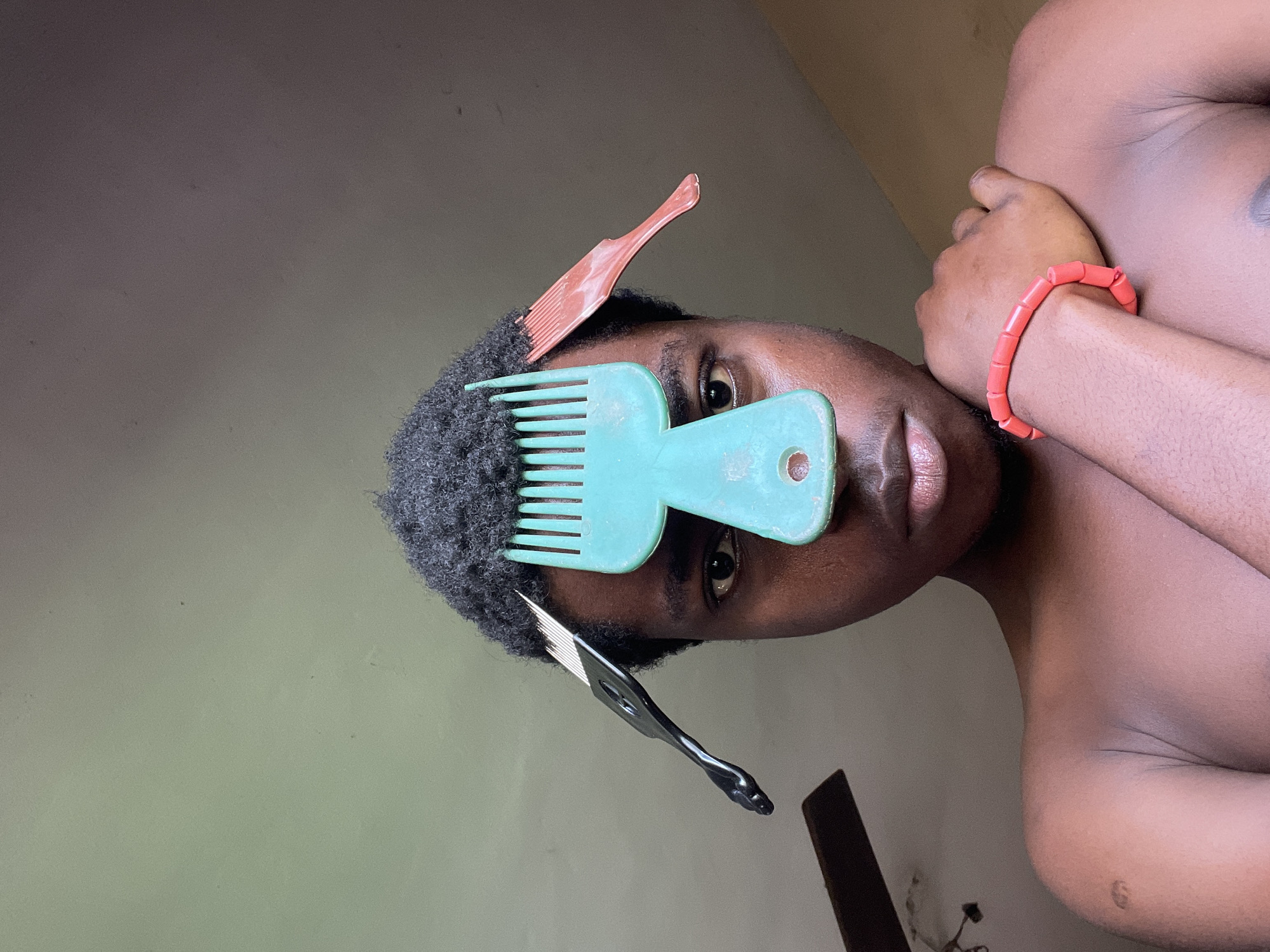 Person spotted with three combs in hair in Nkpor