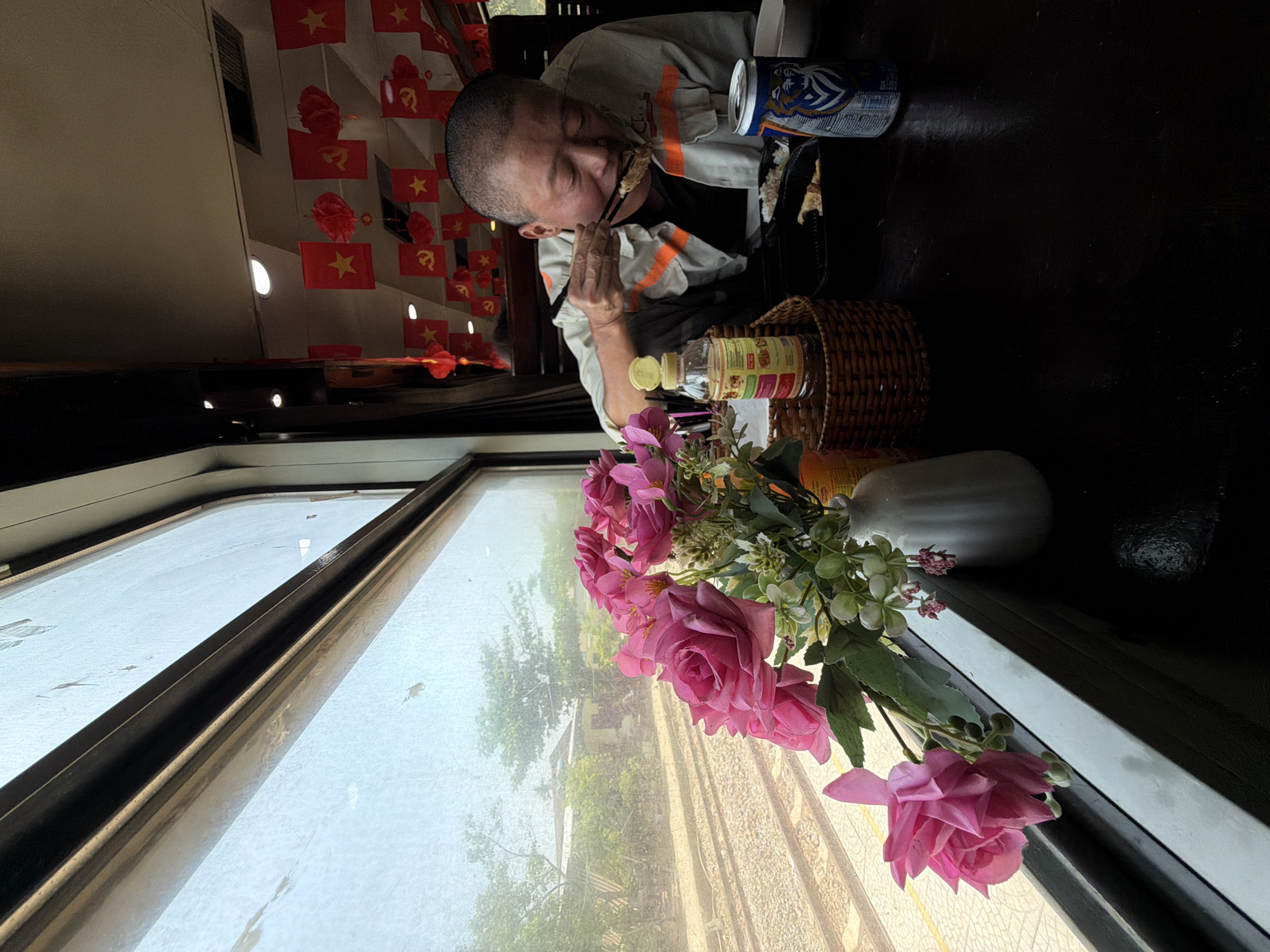 Man eats with chopsticks aboard moving train in Huế