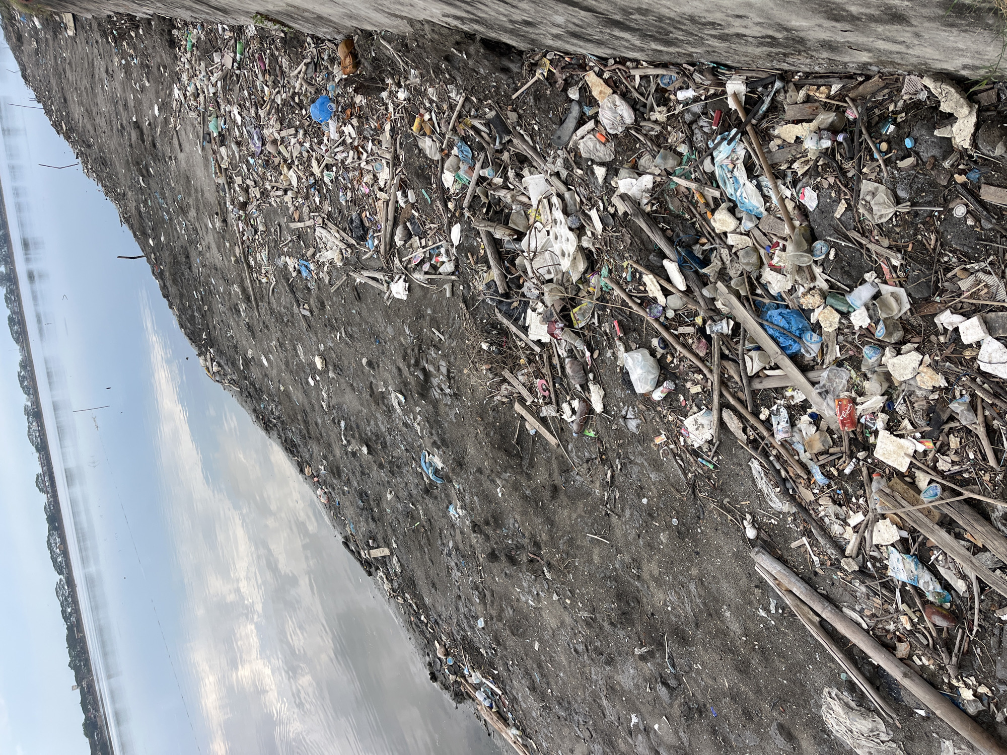 Heavy pollution documented along Lhokseumawe waterway