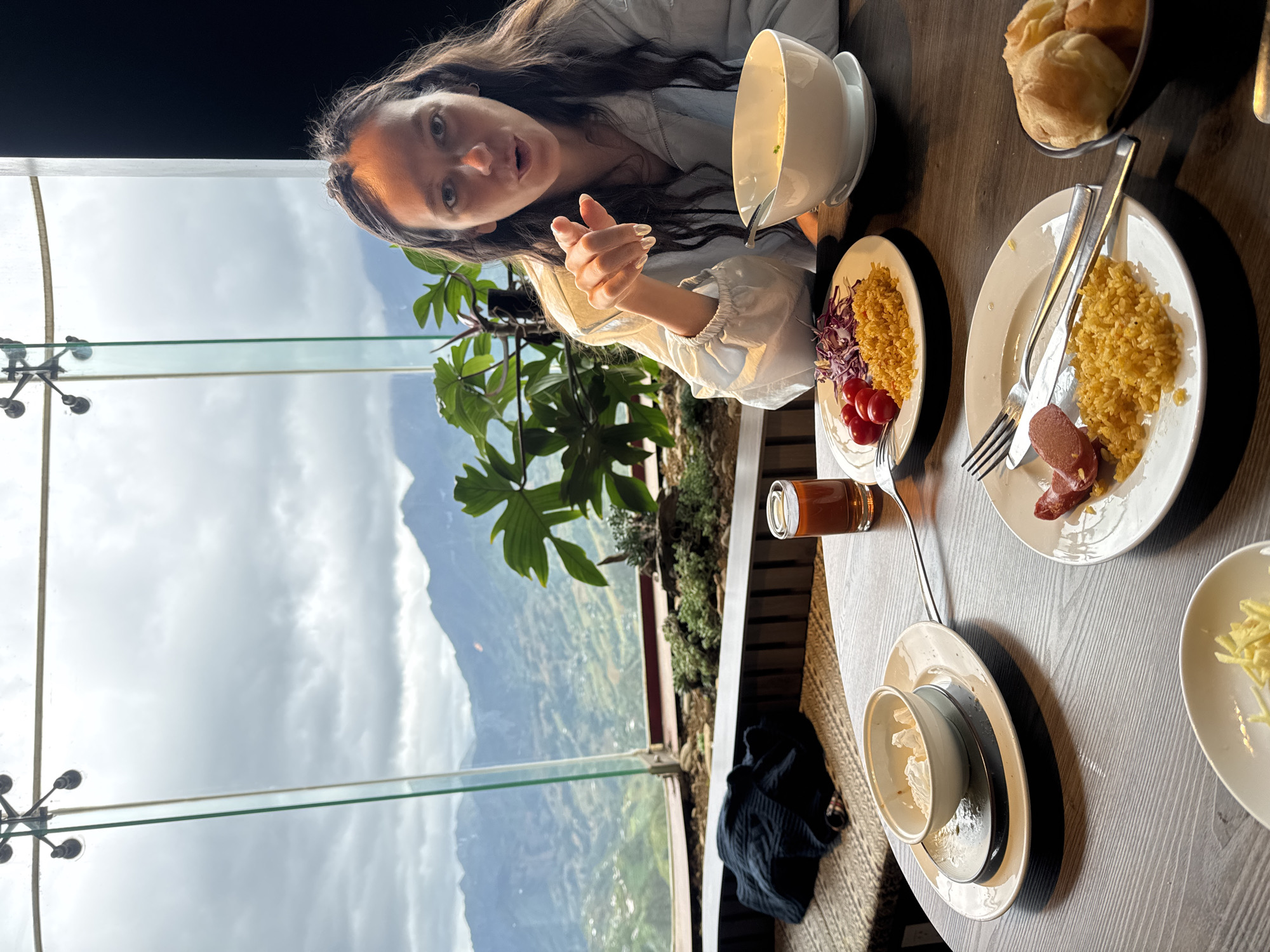 Late-night diners gather at mountain-view restaurant in Sa Pa