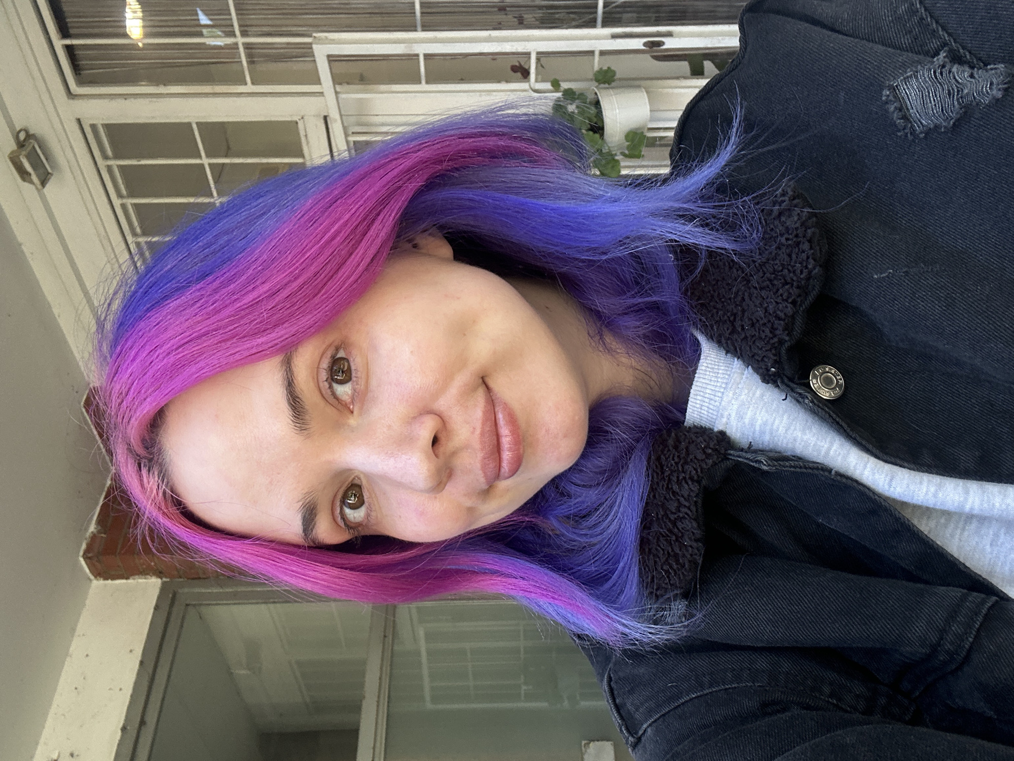 Zagreb resident documents morning nail salon visit with selfie