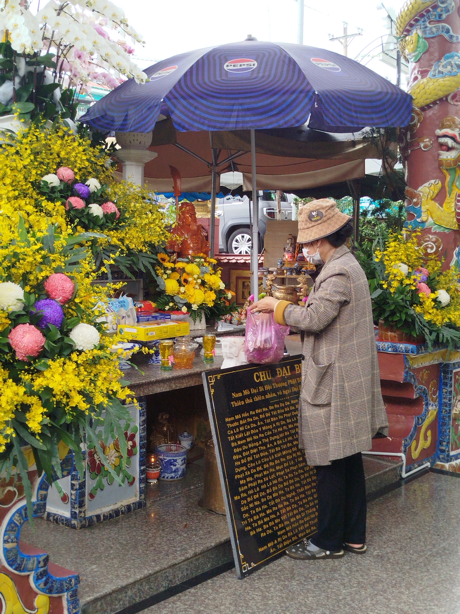 Daily scenes from Da Lat temples and streets documented
