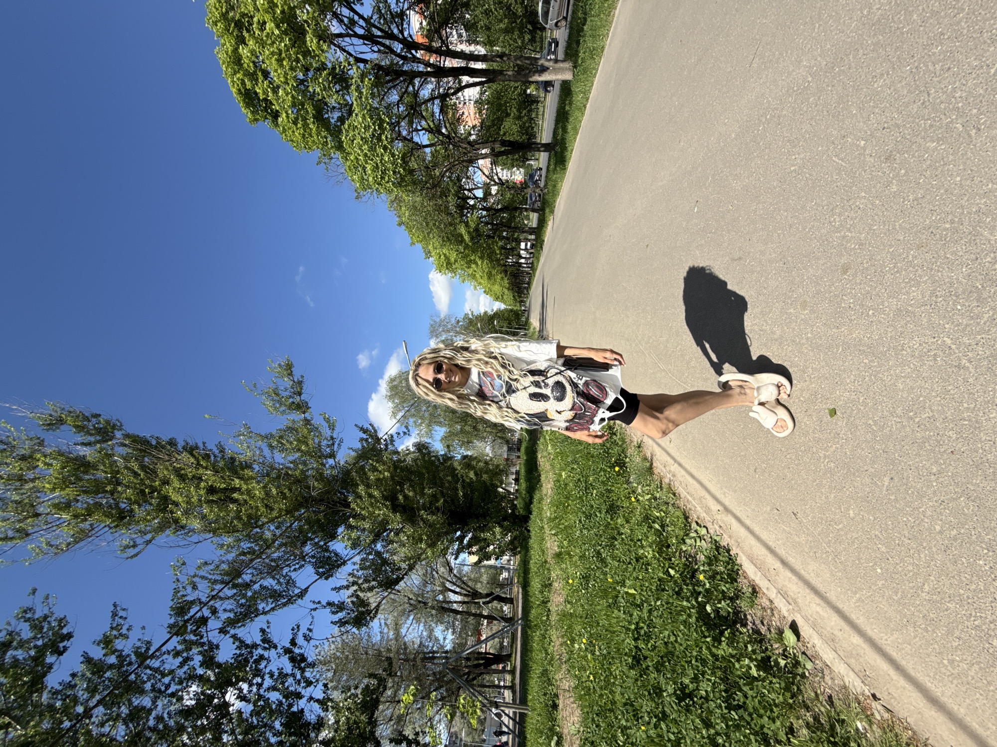 Blonde woman spotted in multiple locations across Russian towns