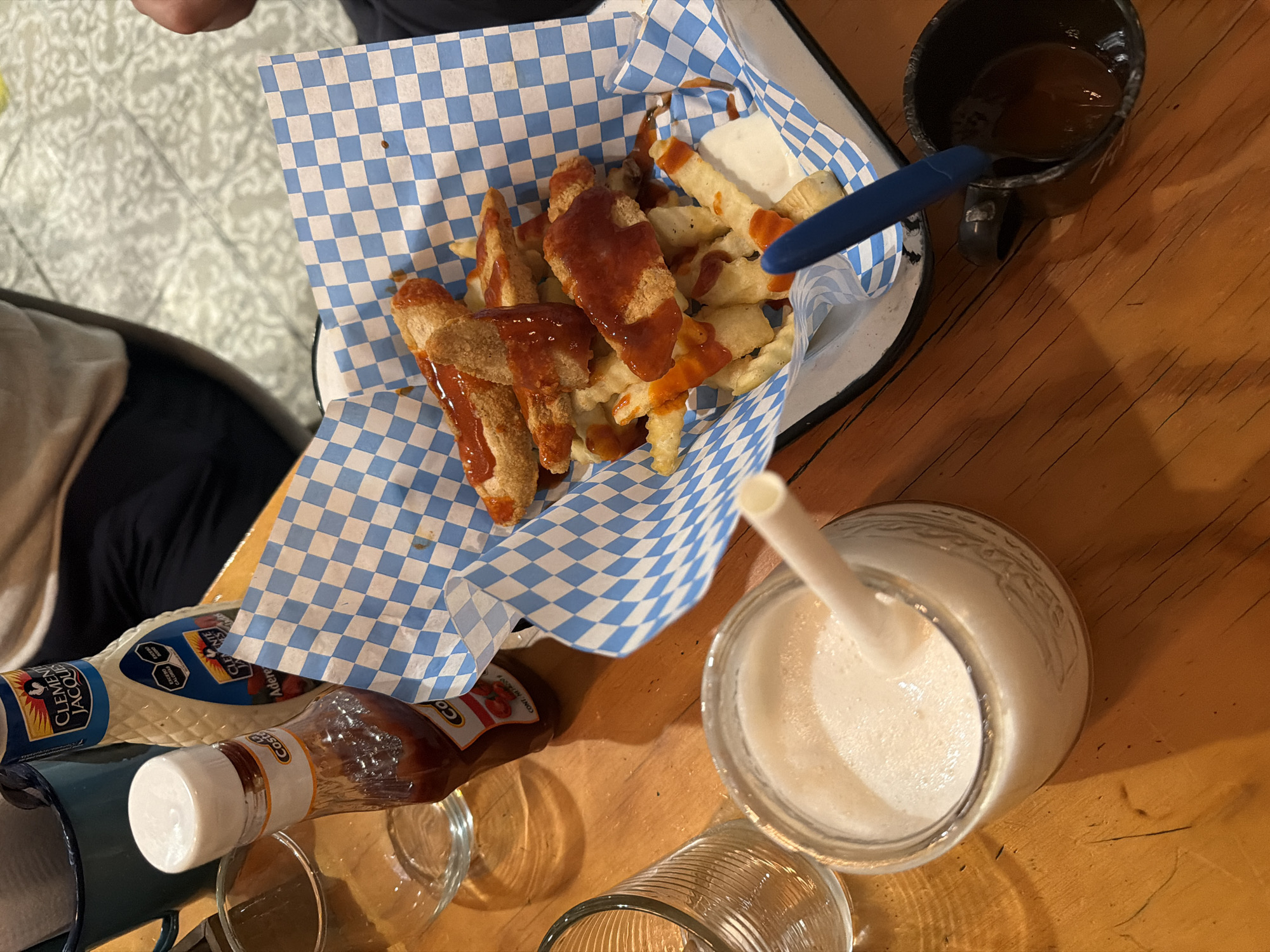 Late-night dining captured at rustic restaurant in Puebla