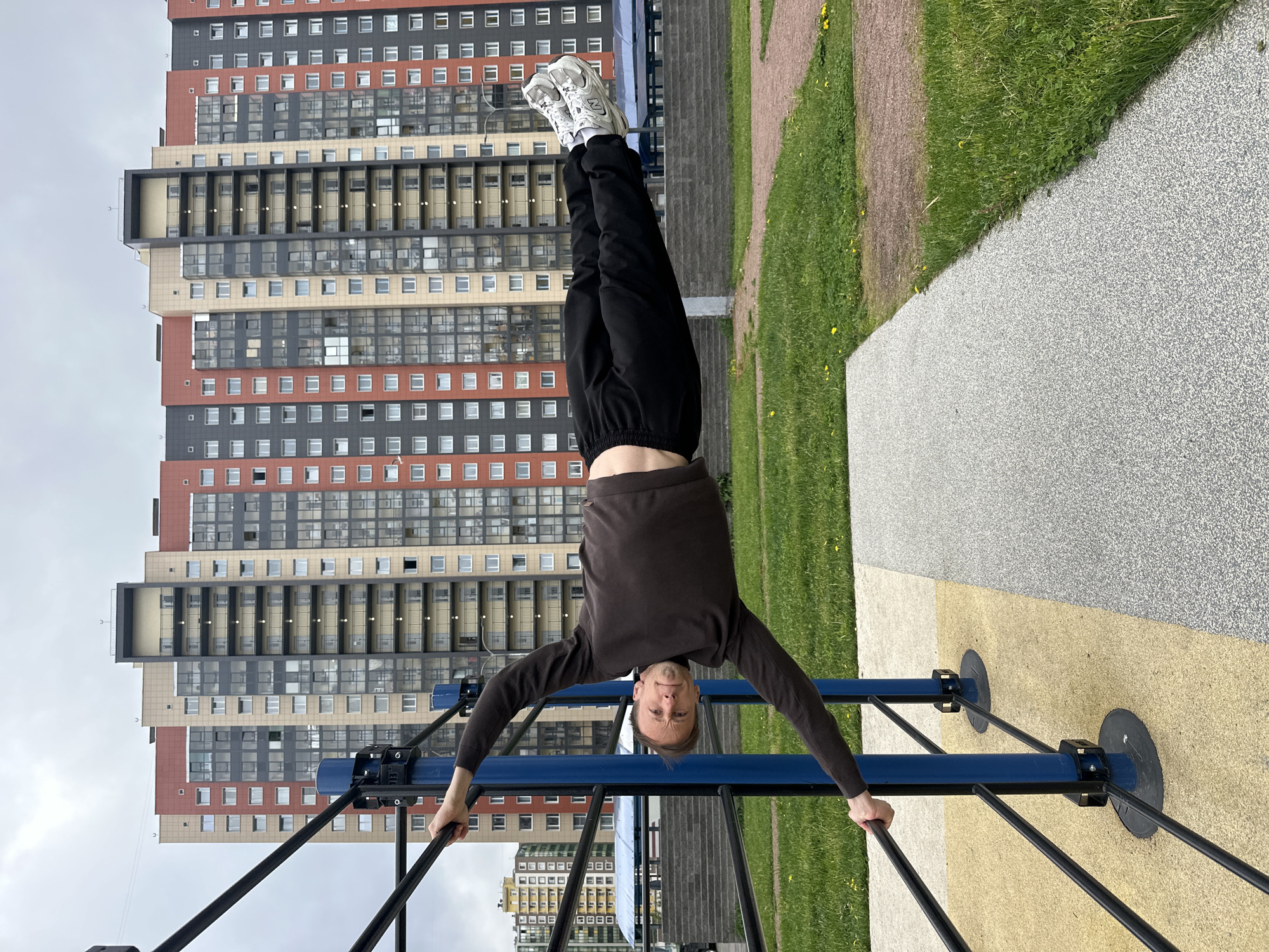 Man performs outdoor calisthenics workout in Murino, Russia