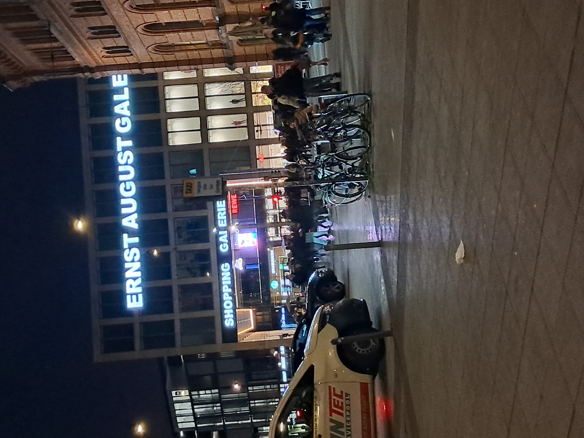 Evening street scenes and shopping areas documented in Hanover
