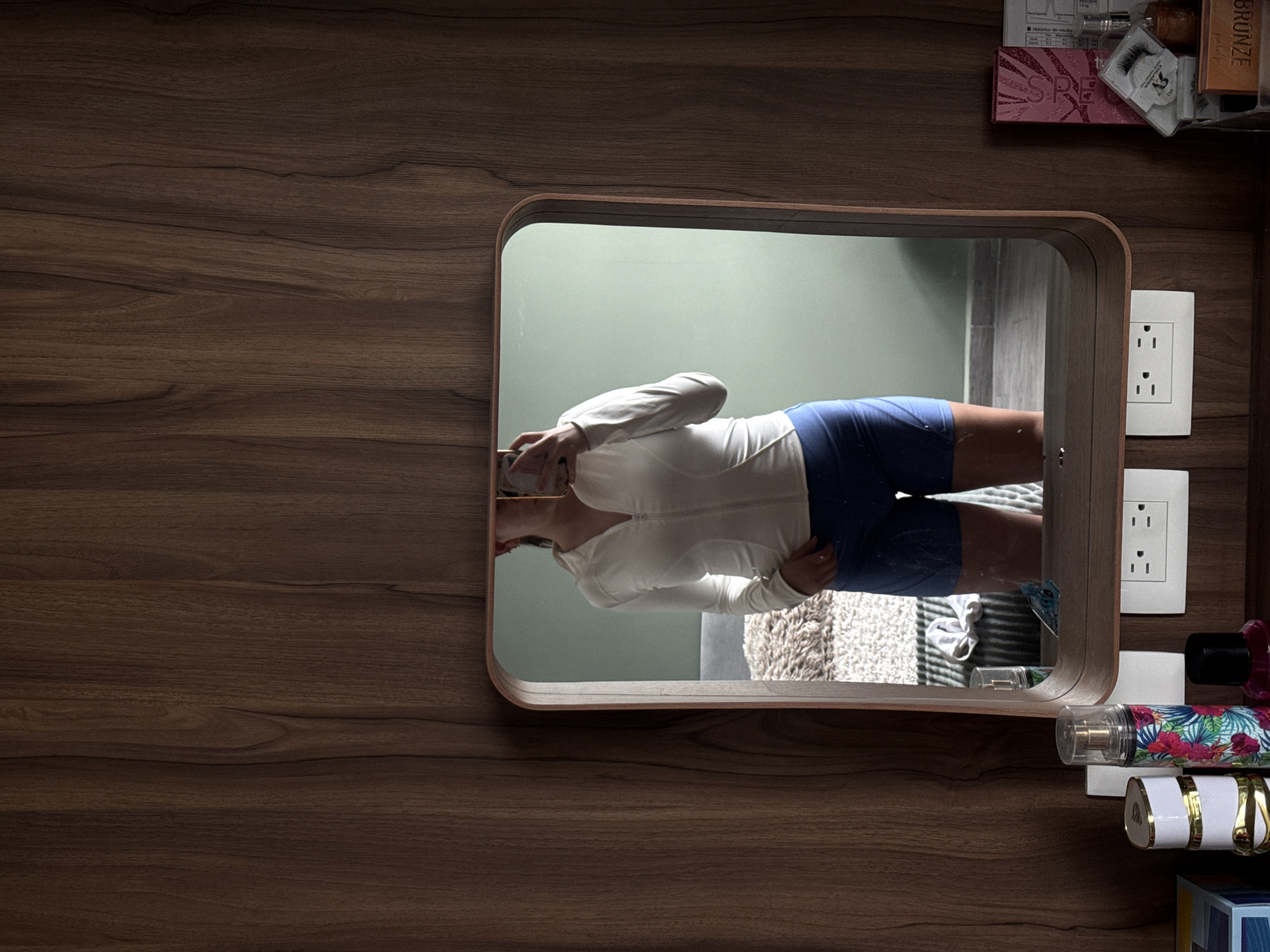 Woman Takes Mirror Selfies in San Bernardino Tlaxcalancingo