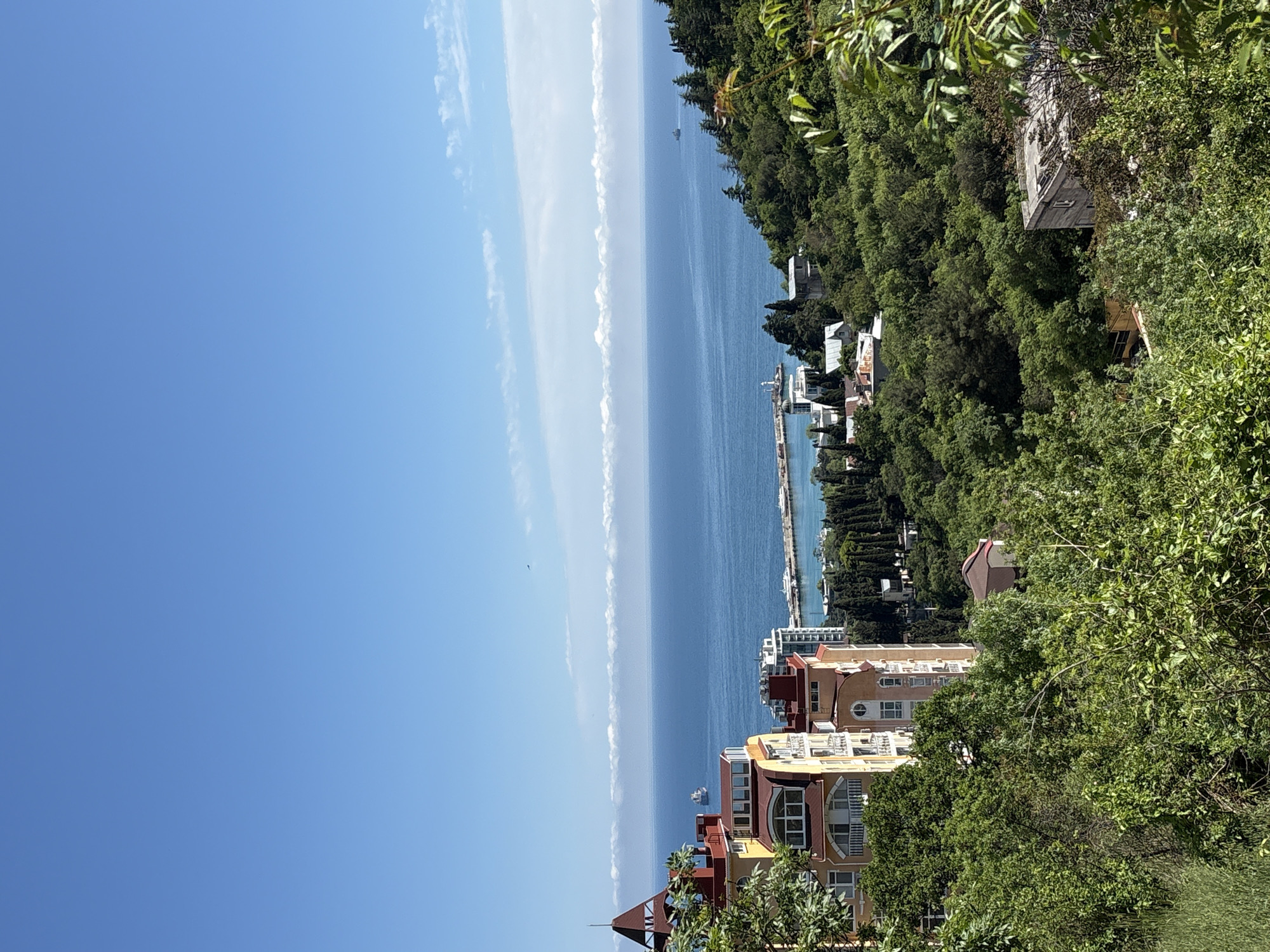 Witnesses document daily scenes across Yalta, Ukraine in 10-minute span