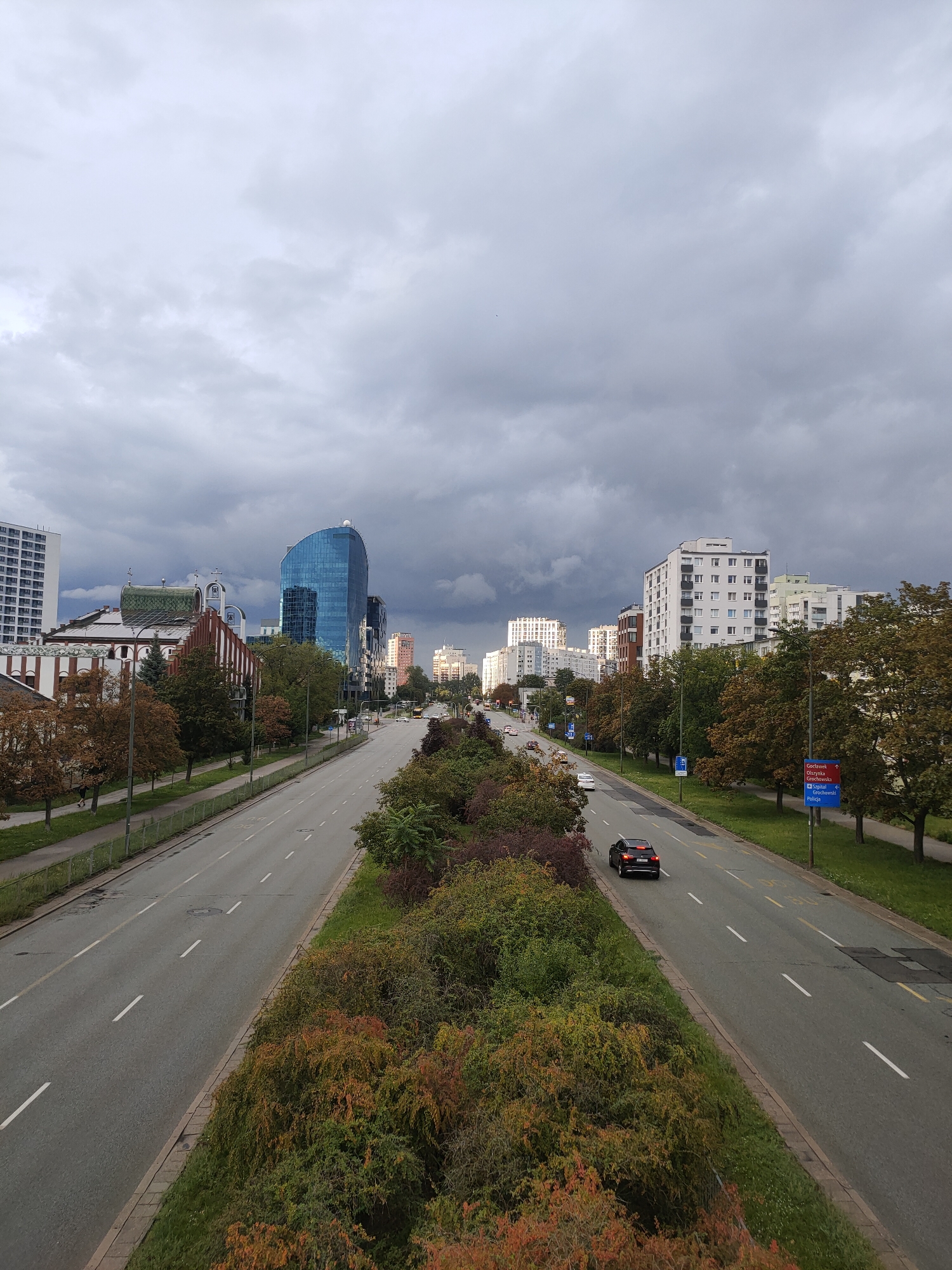 Overcast view along Warsaw's busy Aleje Jerozolimskie boulevard
