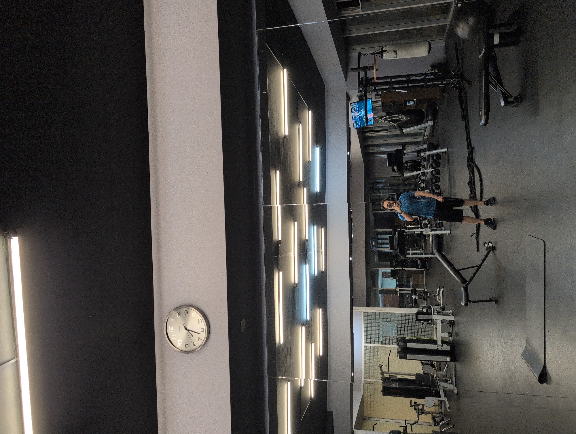 Man with phone spotted in Mexico City gym