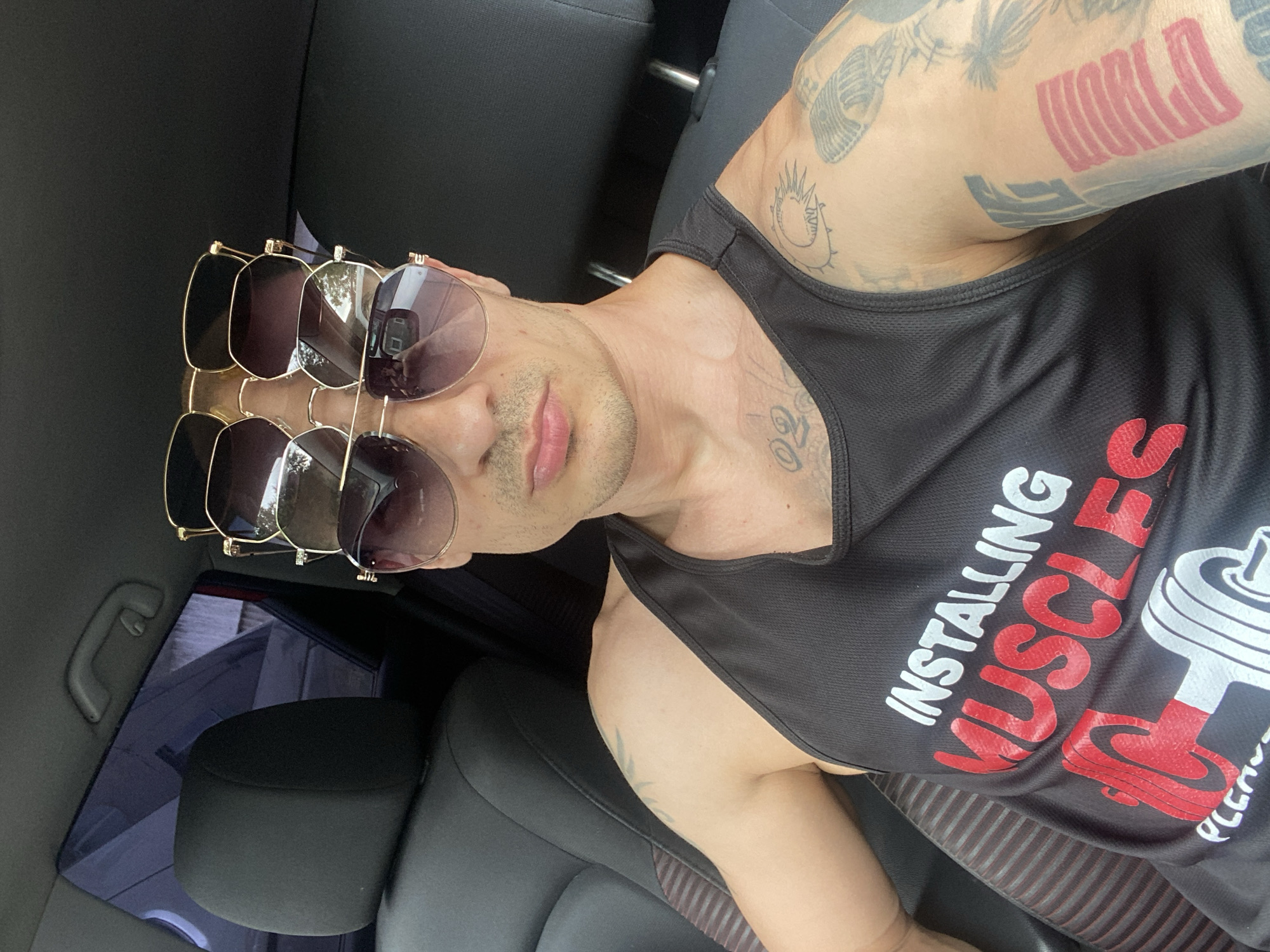 Tattooed man spotted in vehicle, window in Pleven