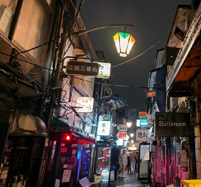 Witness captures rainy night scenes in Tokyo's Shinjuku district