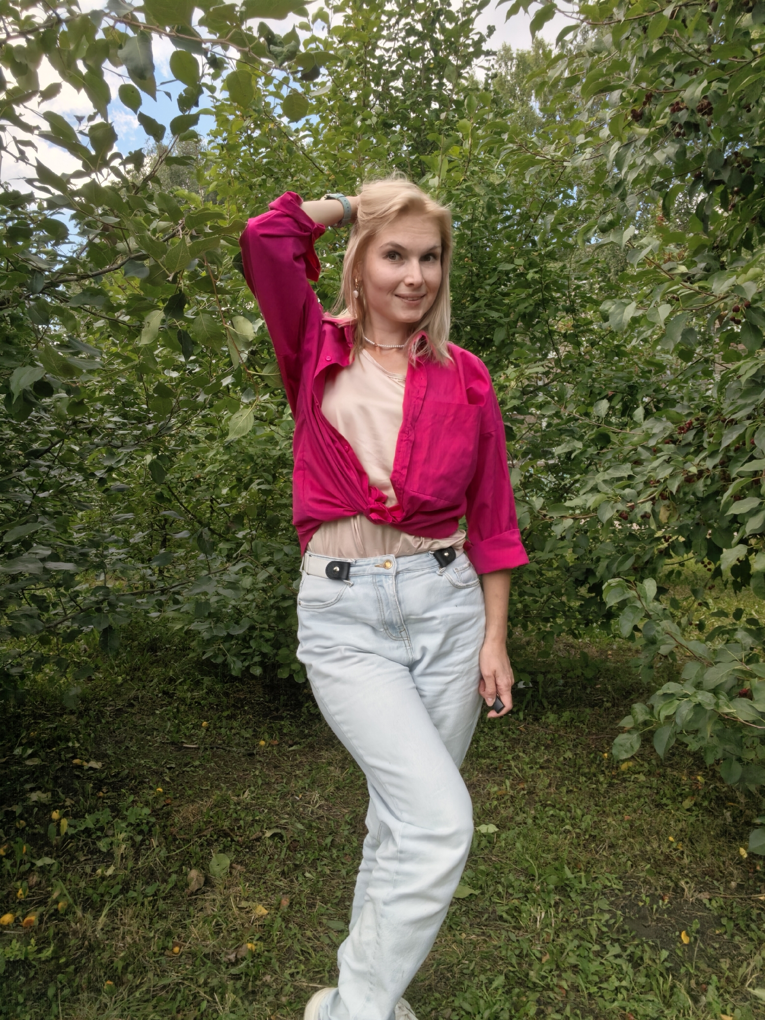 Casual outdoor portraits with a toddler in Sterlitamak greenery