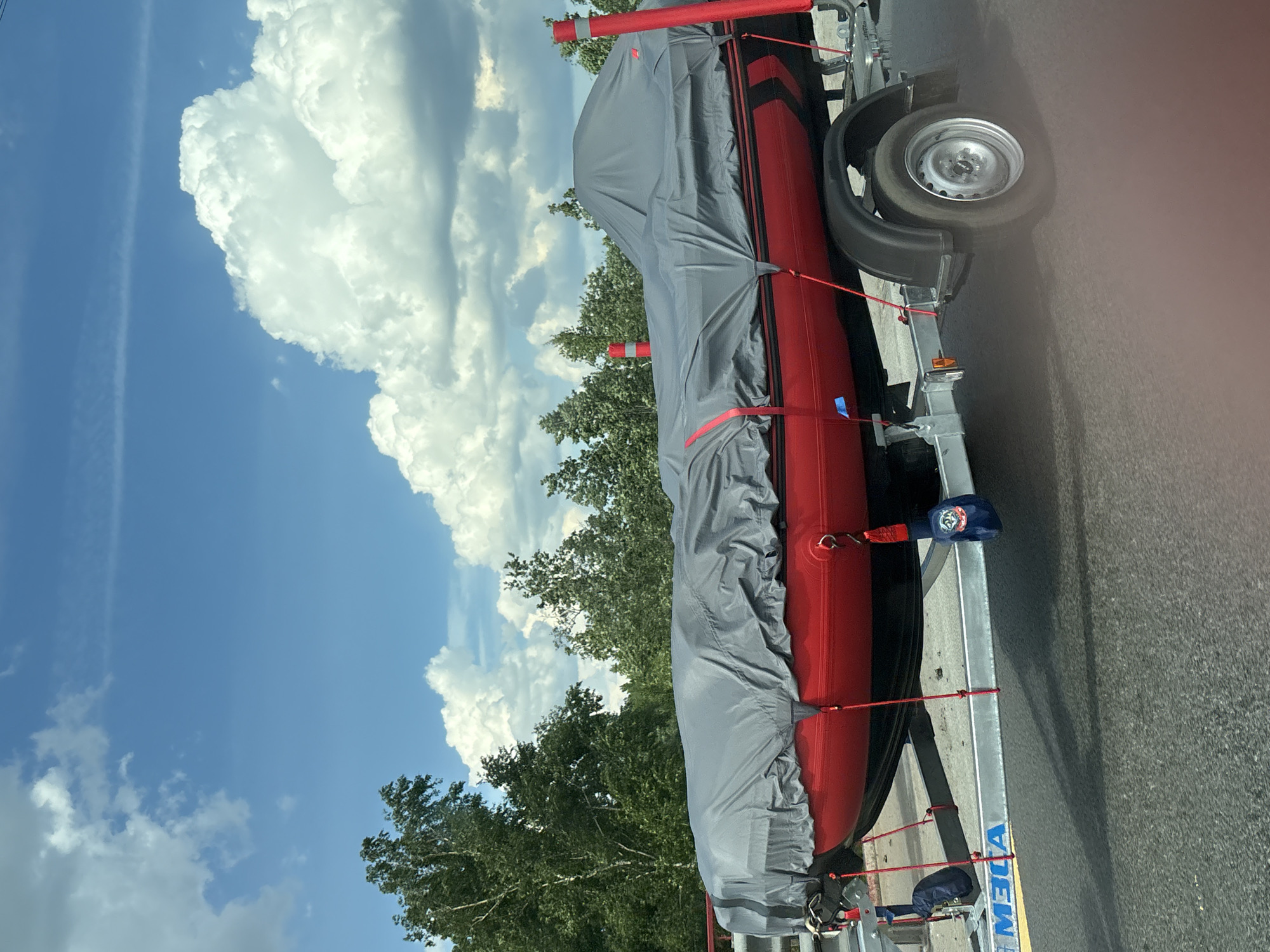 Traffic backup and boat trailer spotted in Razmetelevo
