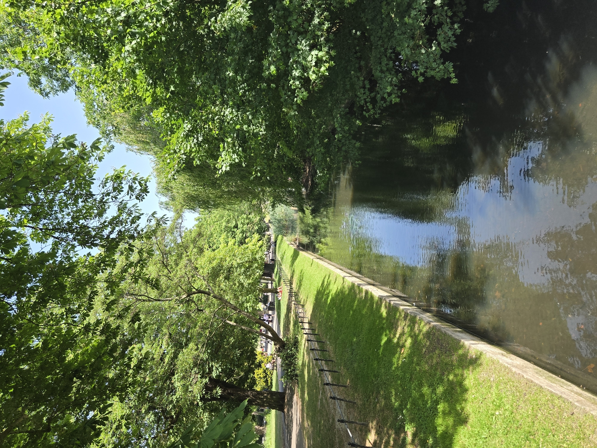 Londoners enjoy sunny afternoon stroll along Regent's Canal