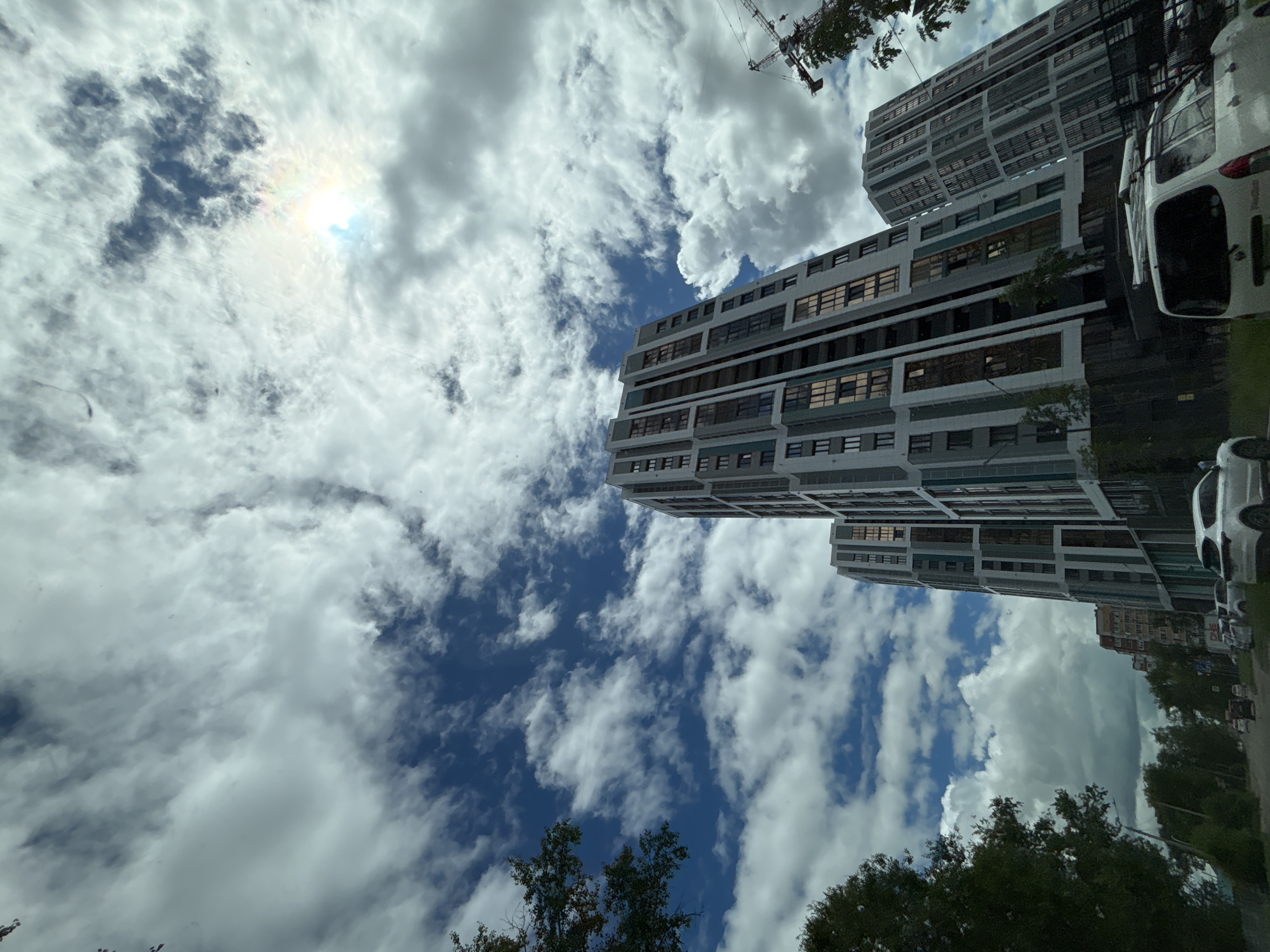 Street-level glimpses of Blagoveshchensk on a sunny afternoon