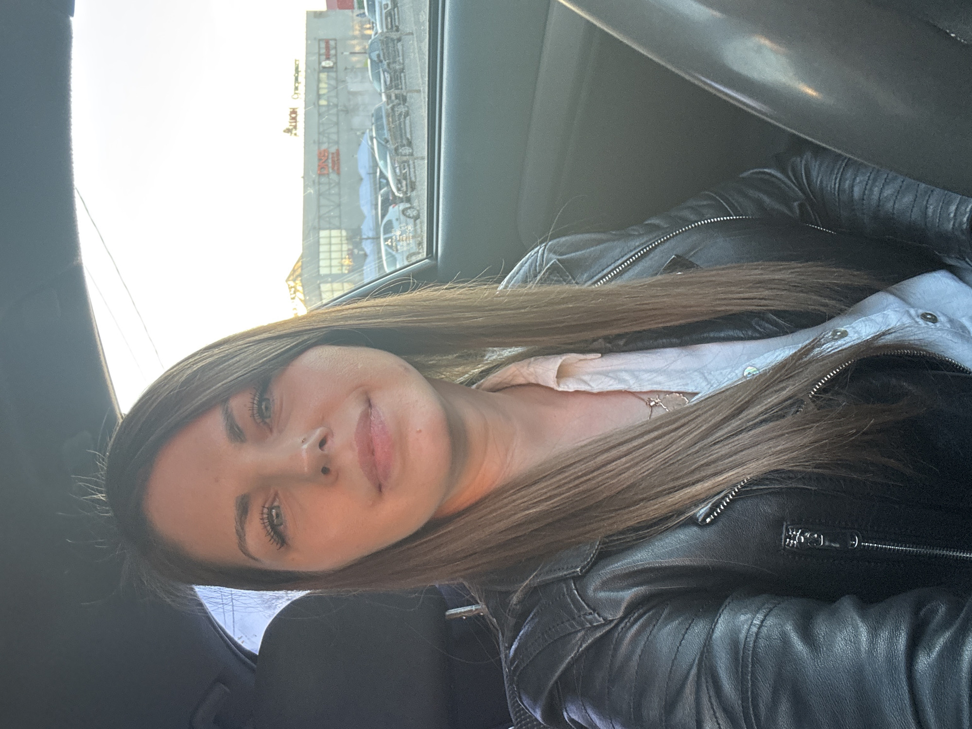 Woman in black jacket spotted in car near Klin hypermarket