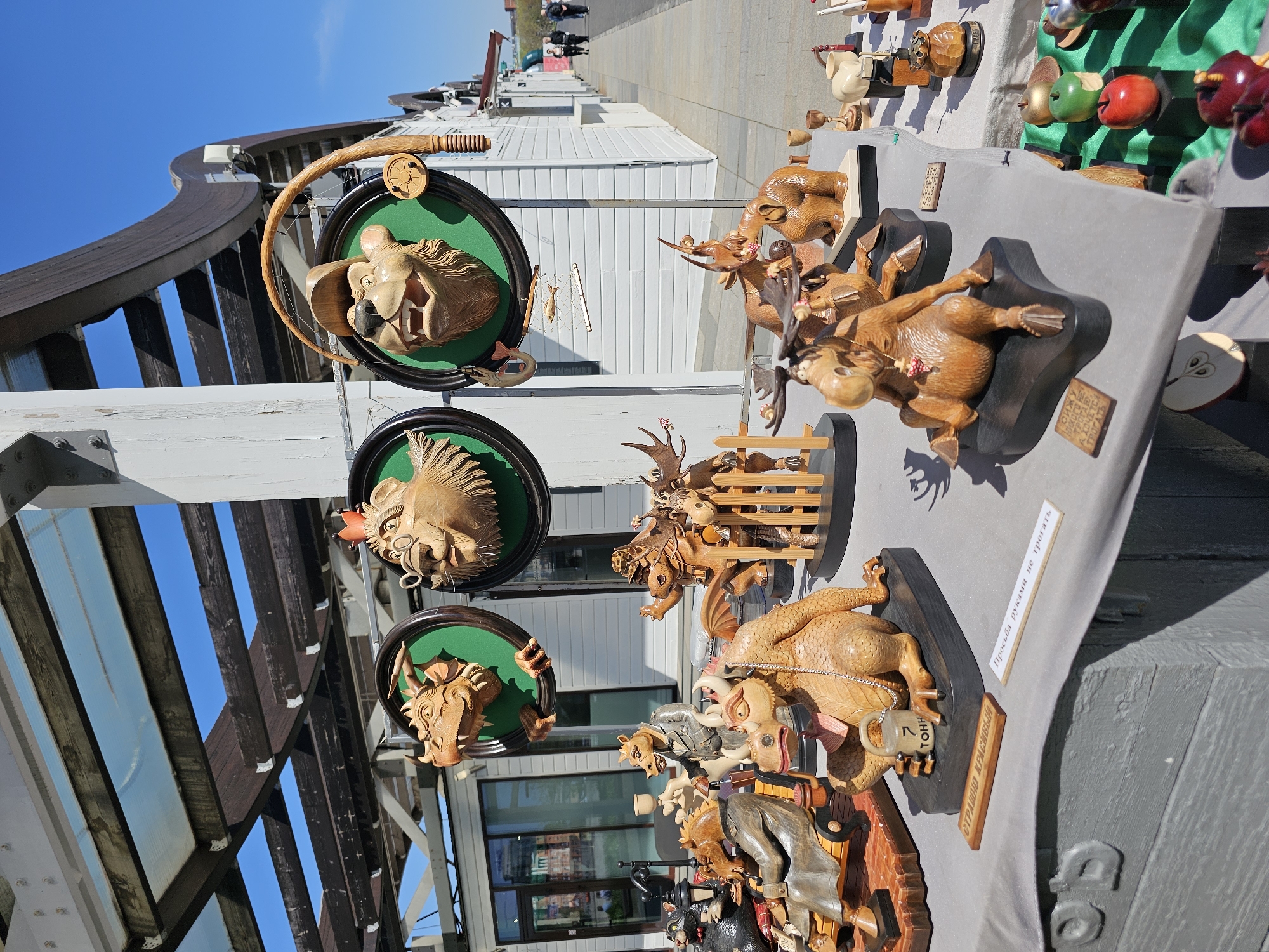 Moscow morning scenes: fountains, art markets, monuments captured