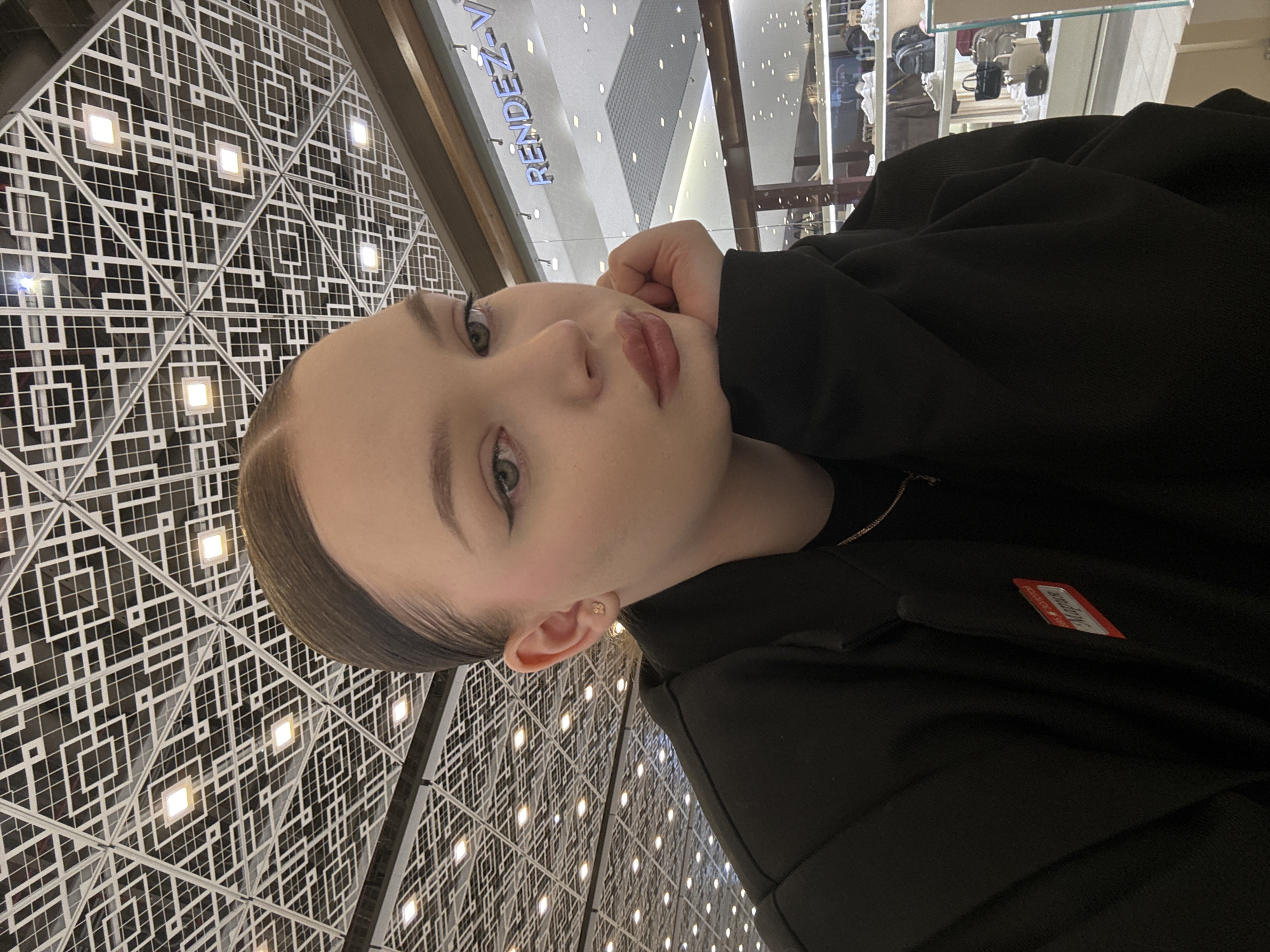 Jewelry store employee takes selfies during work shift