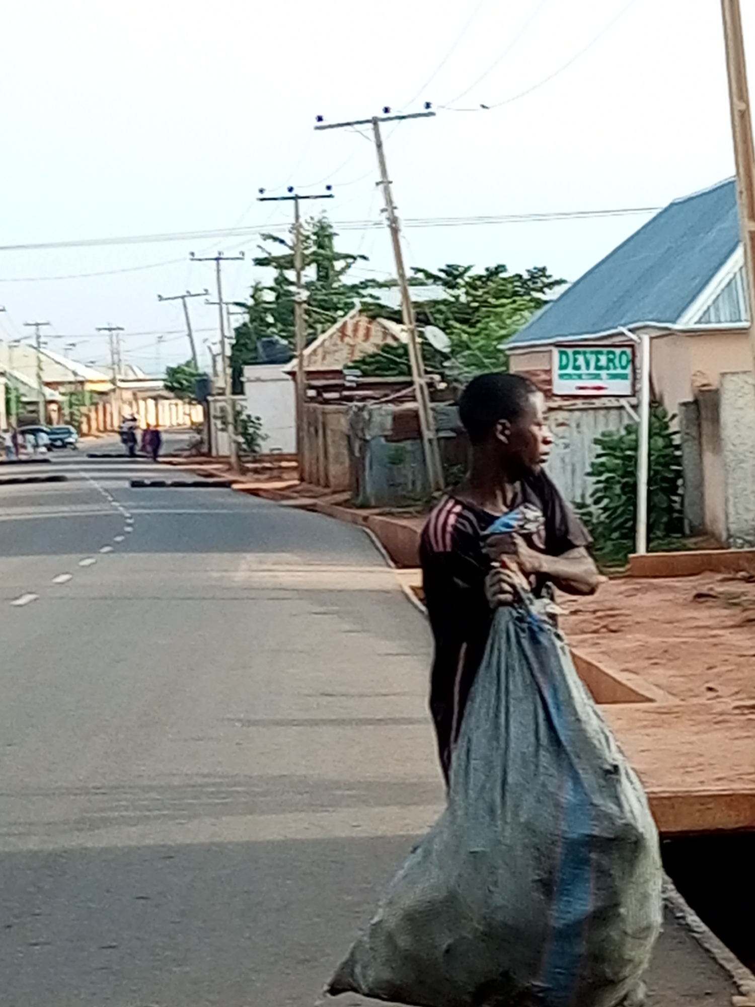 Morning street life documented in 30 observations over 44 minutes