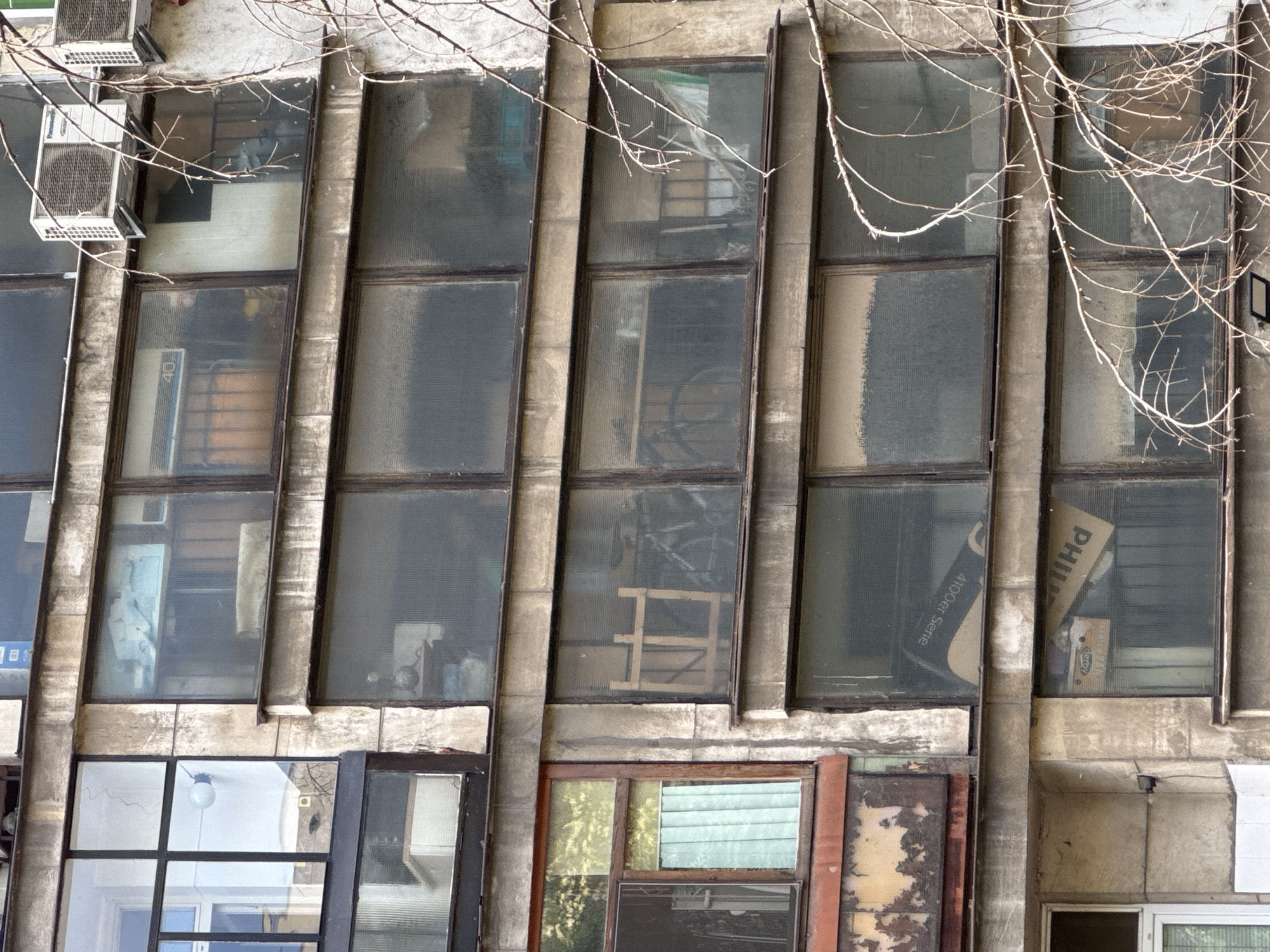 Concrete building facade in Ruse, with a traffic note