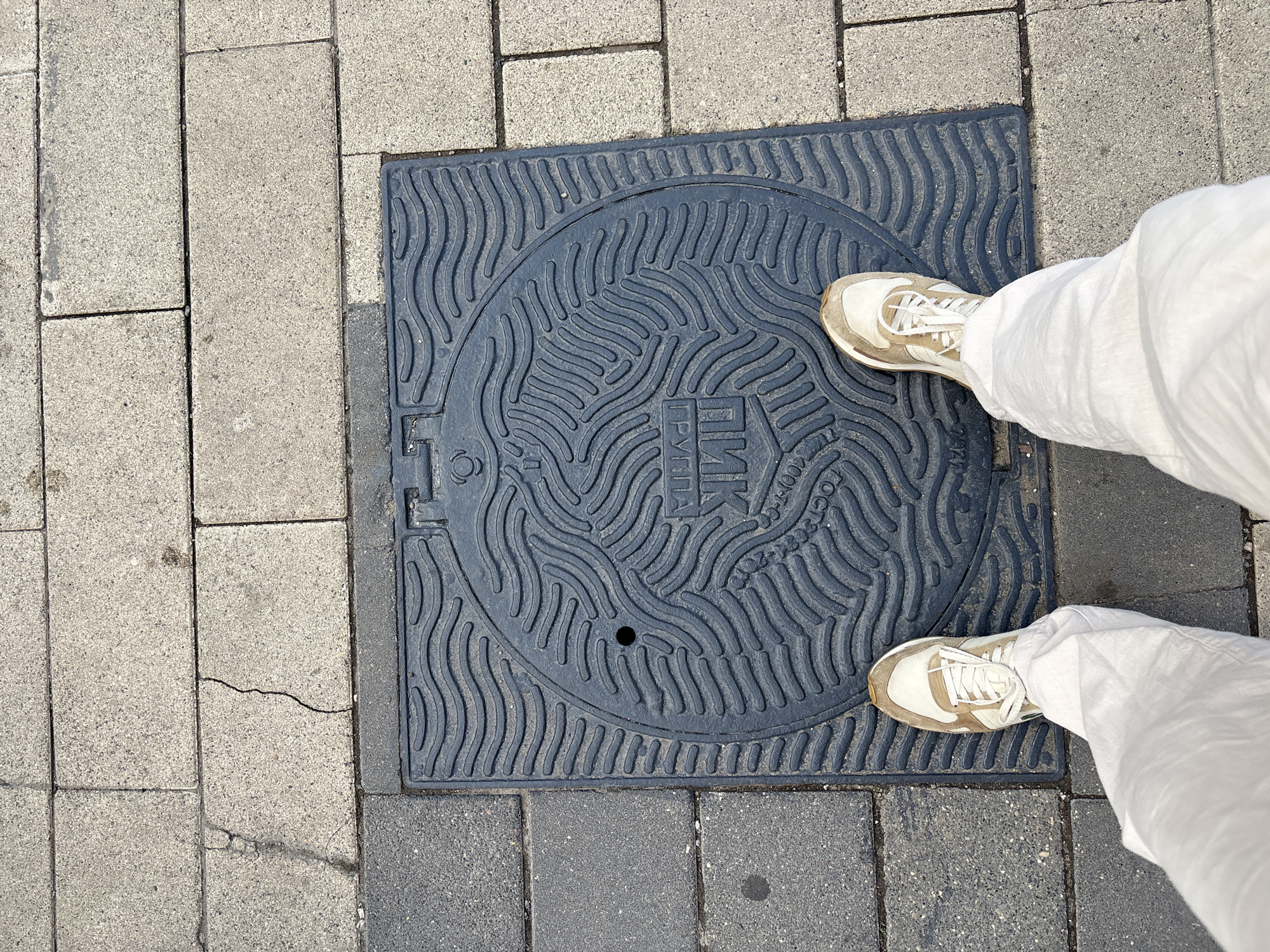 Morning urban walk documented through street scenes and personal moments