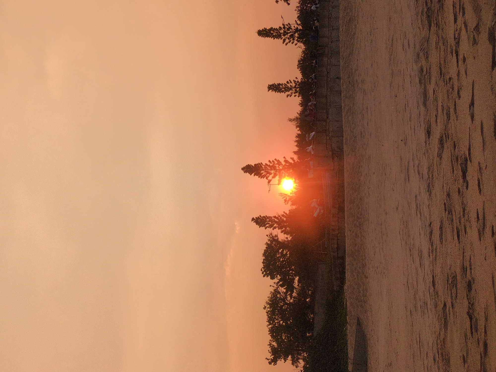 Sunset beach gathering draws crowds in Tuy Hòa, Vietnam