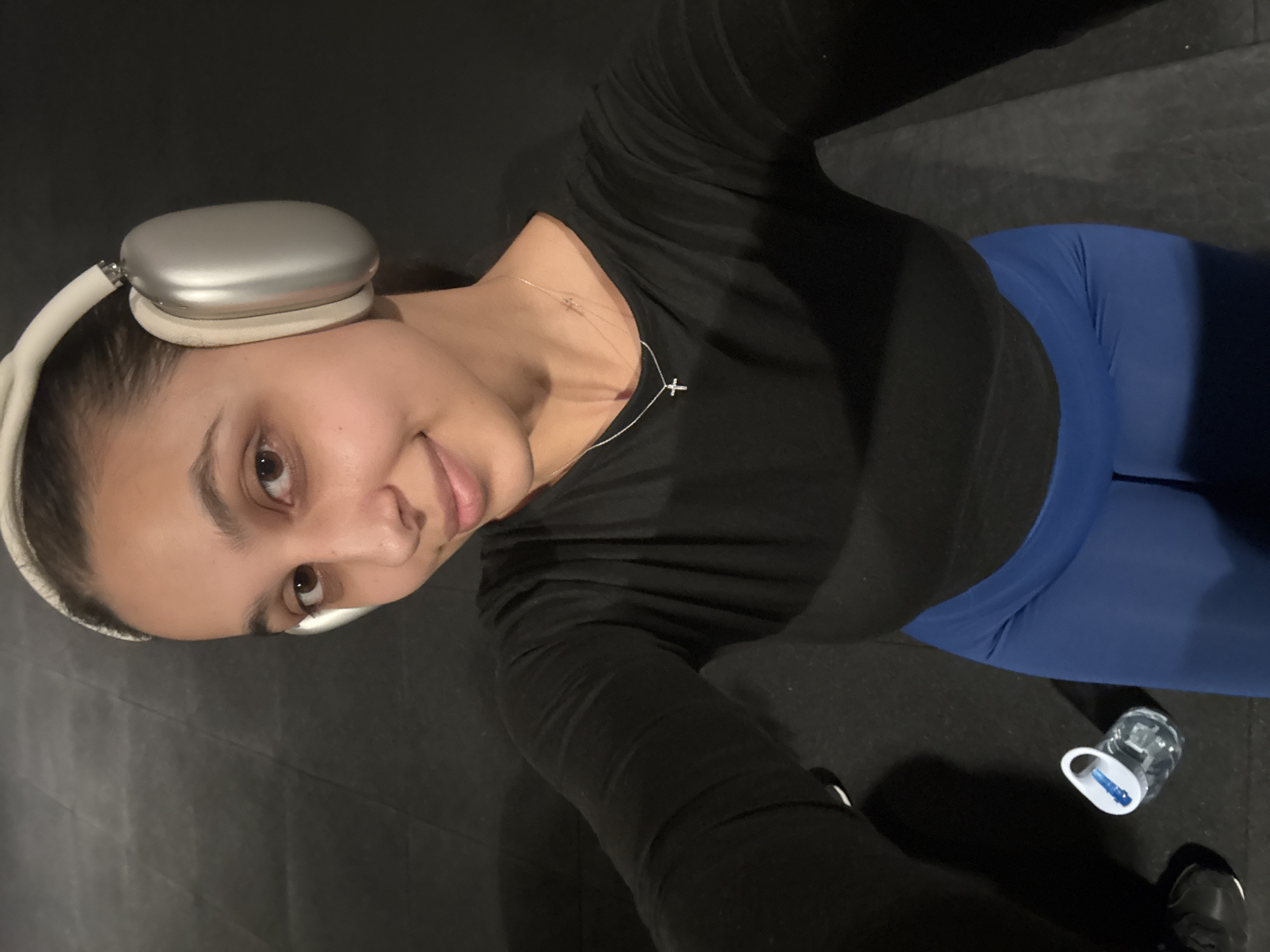 Gym selfie session on a weight bench in Mönchengladbach