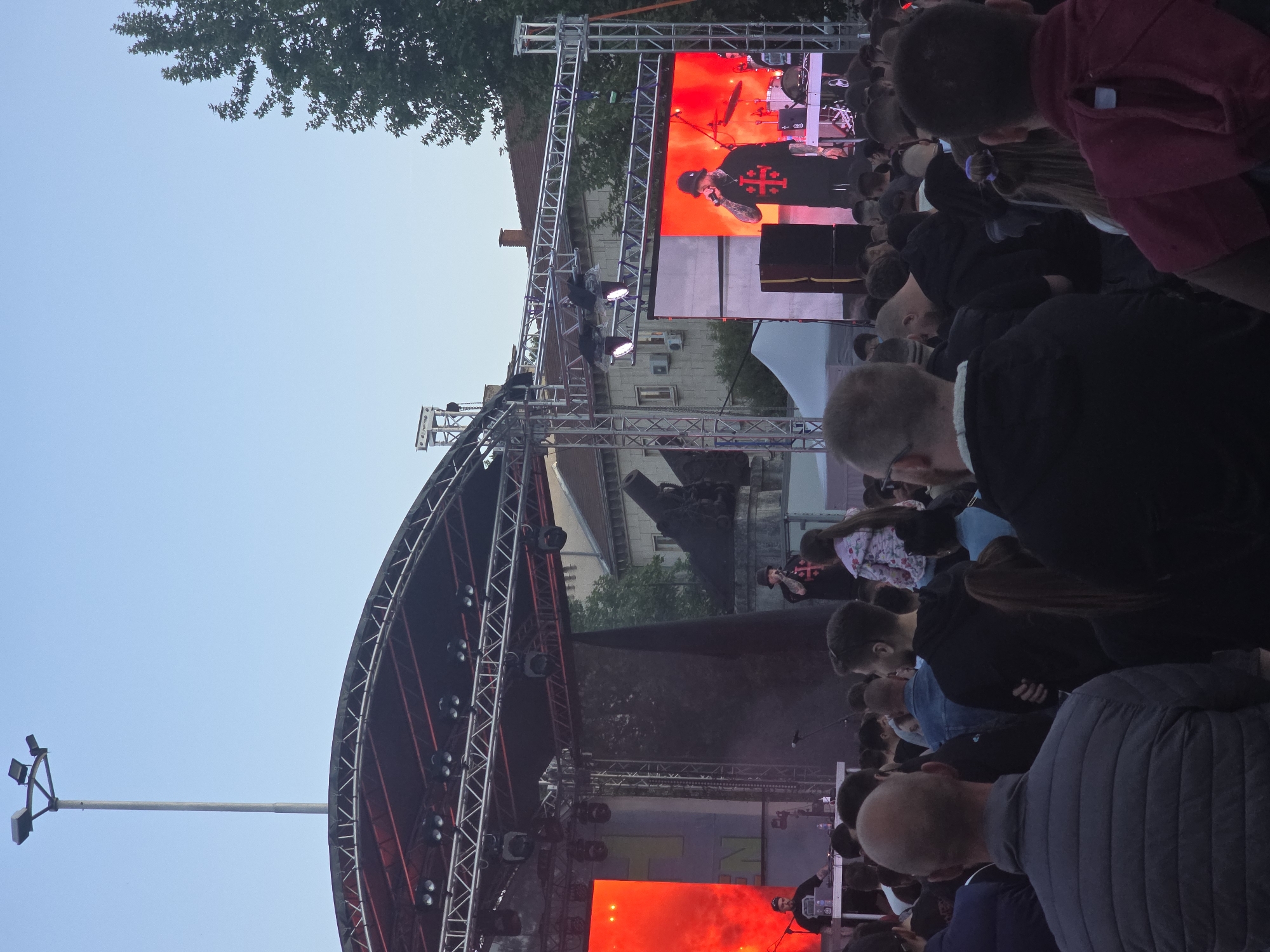 Outdoor concert draws large crowd with LED screen display