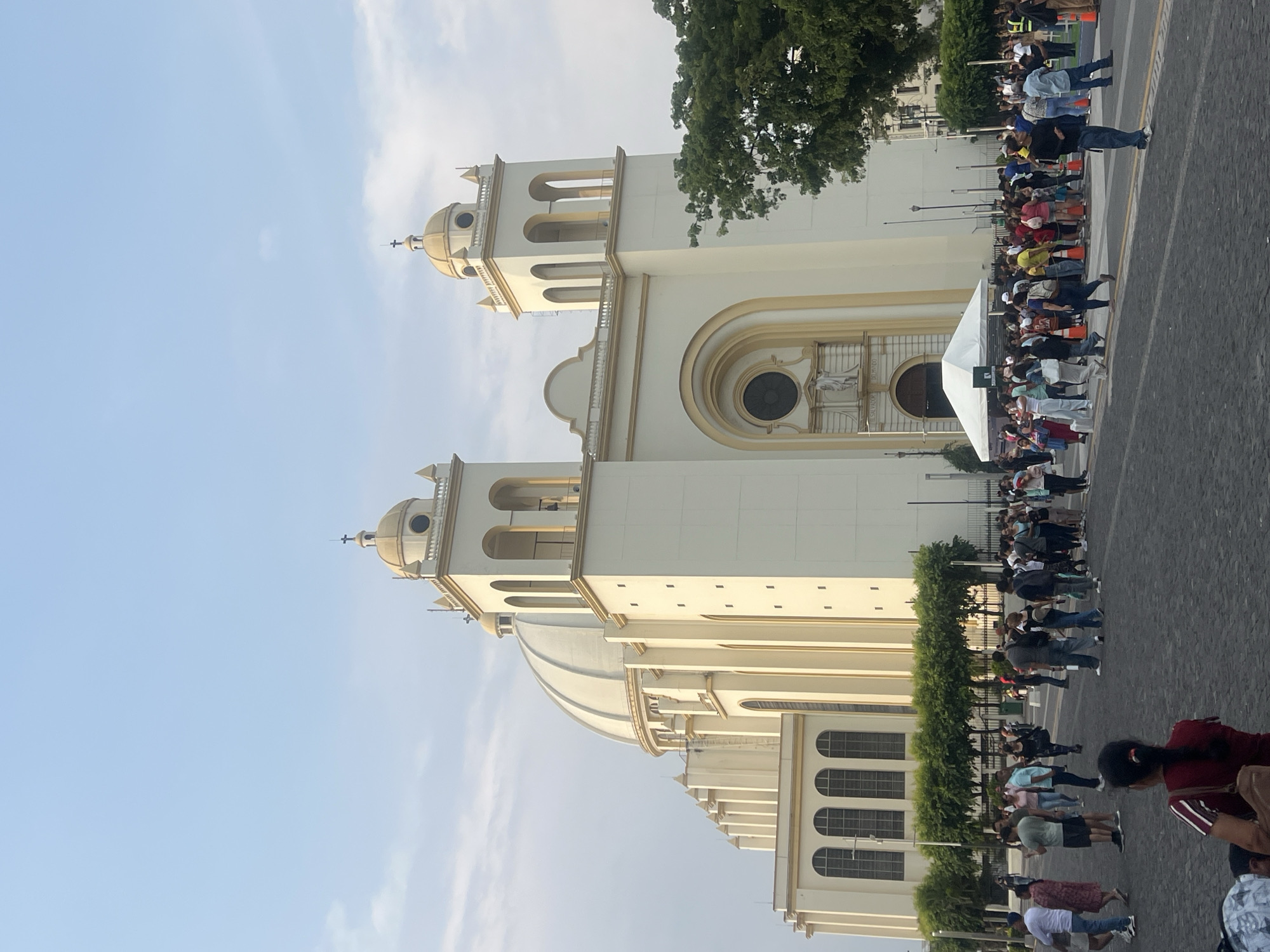 Large crowd gathers at San Salvador Cathedral Friday evening