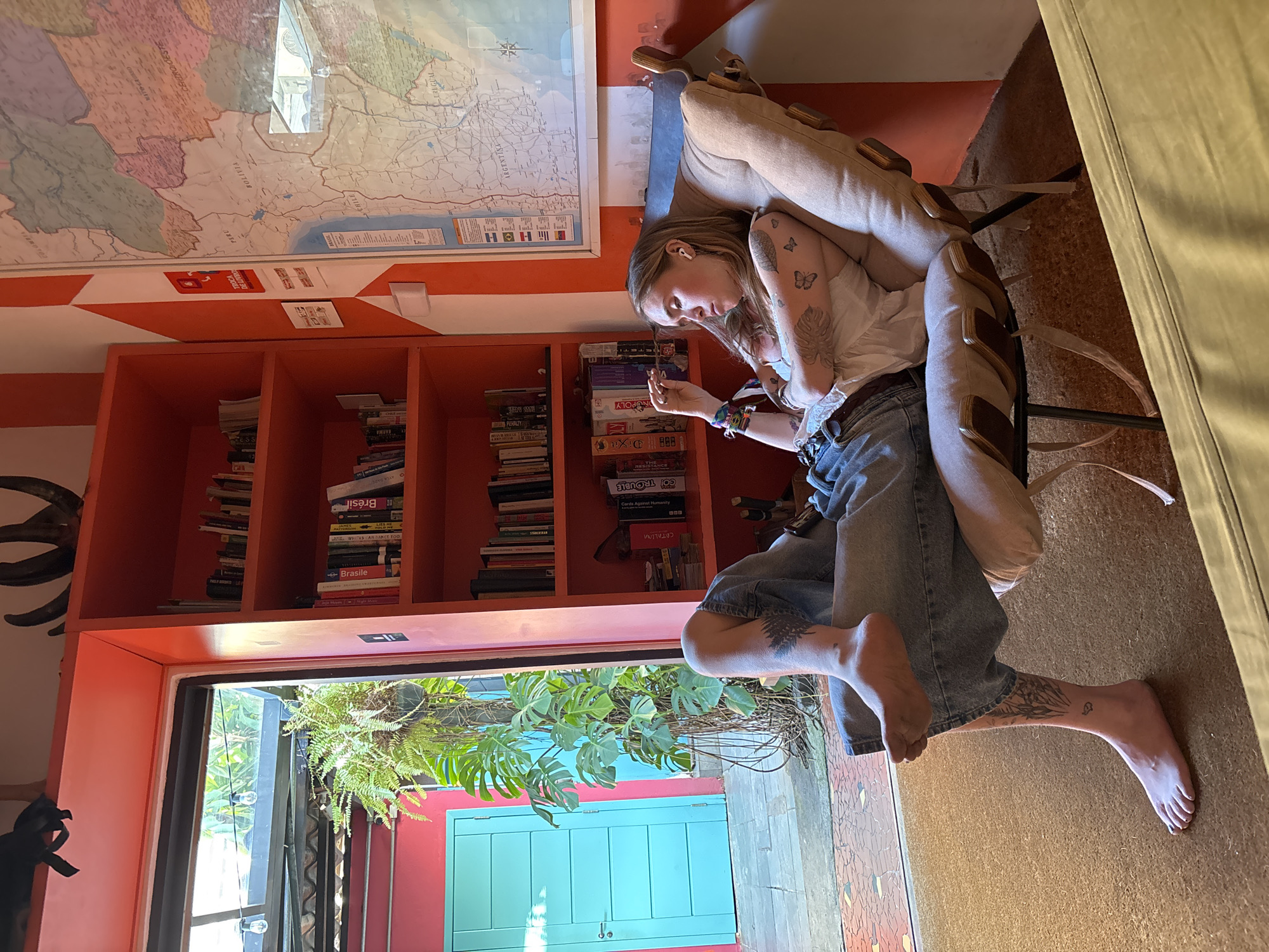 Quiet Saturday evening moments captured across São Paulo homes