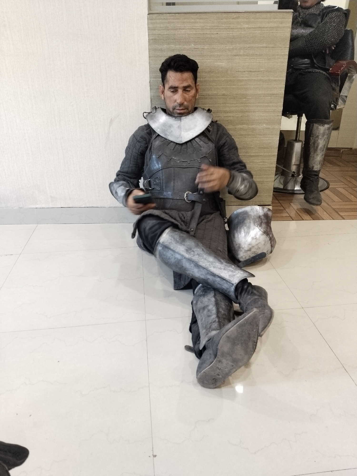 Medieval-costumed man spotted using smartphone in Mumbai