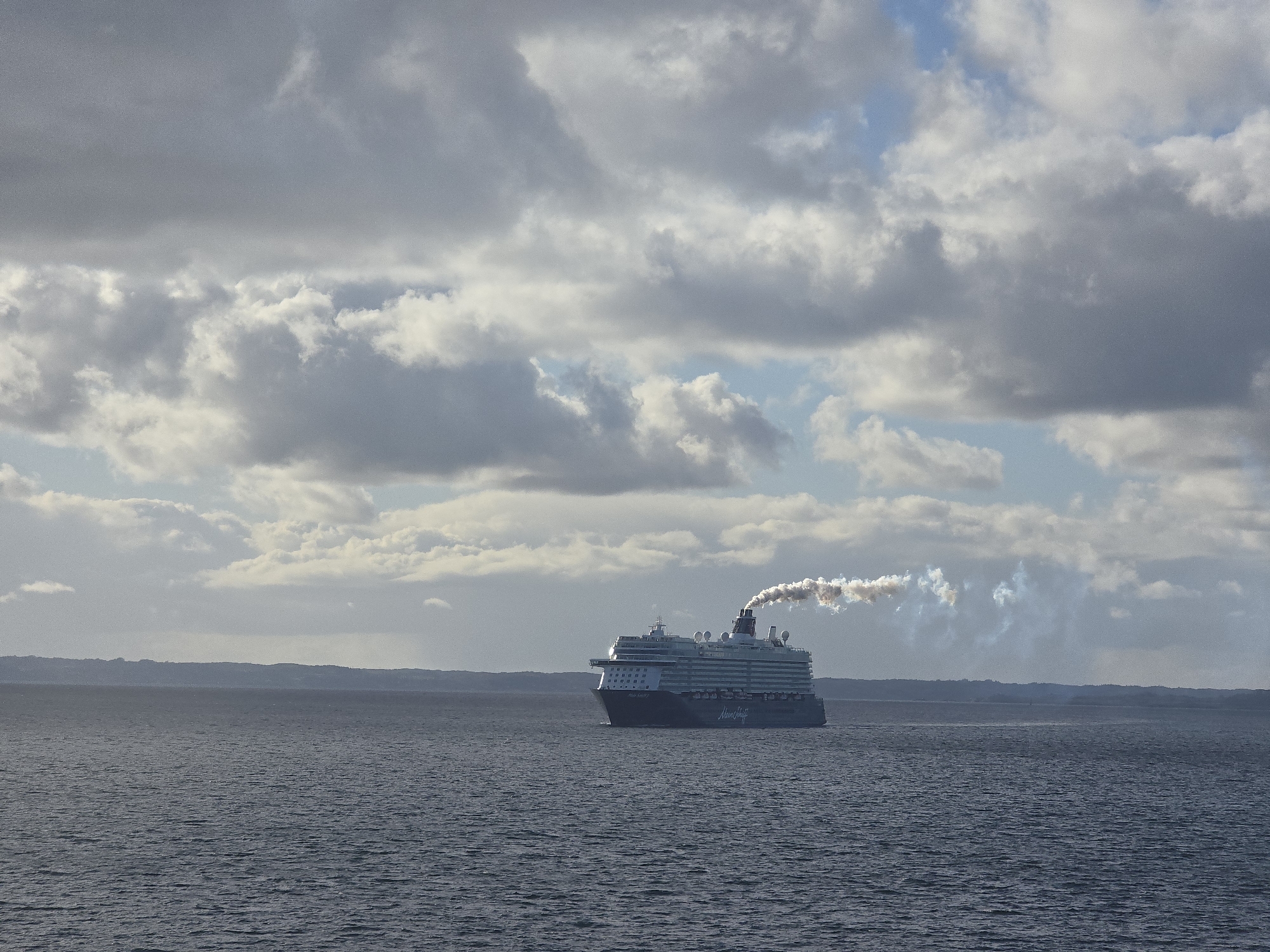 Cruise ship departs Stavanger waters under cloudy skies