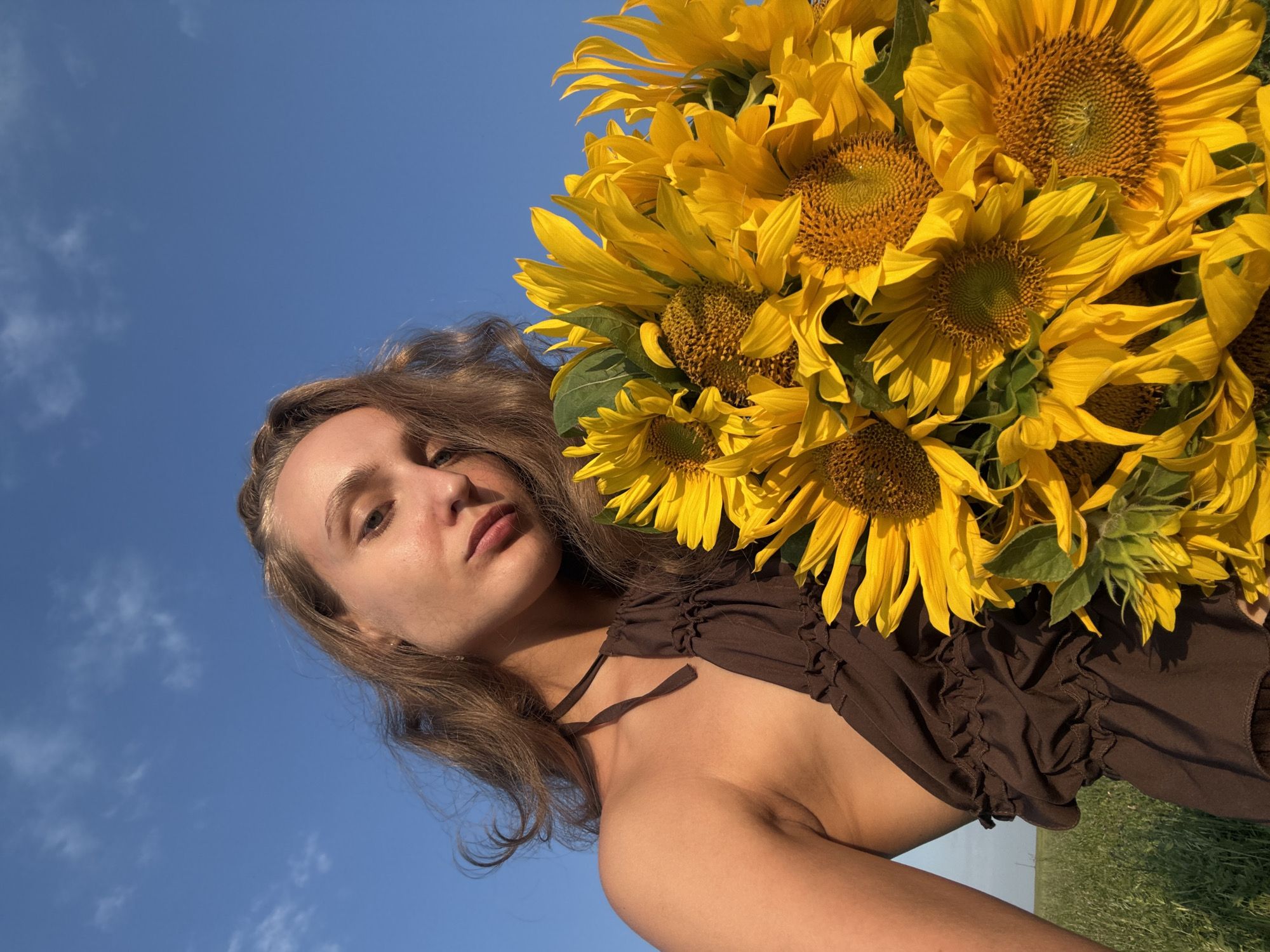 Sunny selfie moment in Aksaitovo against a clear blue sky
