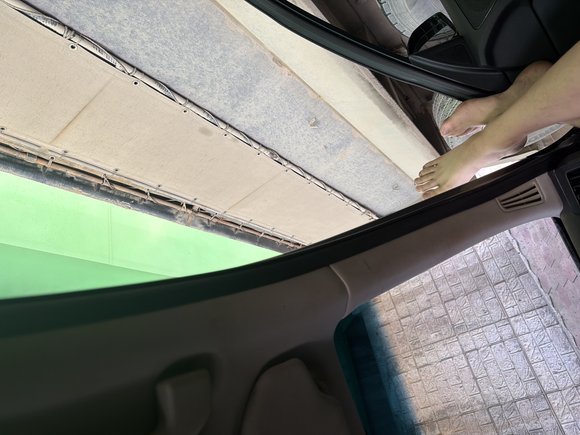 Parked under an Asan overpass, idling in an Infiniti
