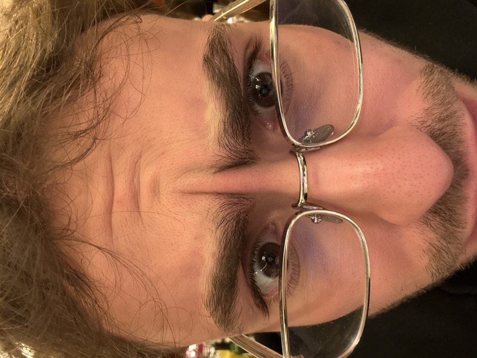 Man documents dinner outing with selfies at Paris restaurant