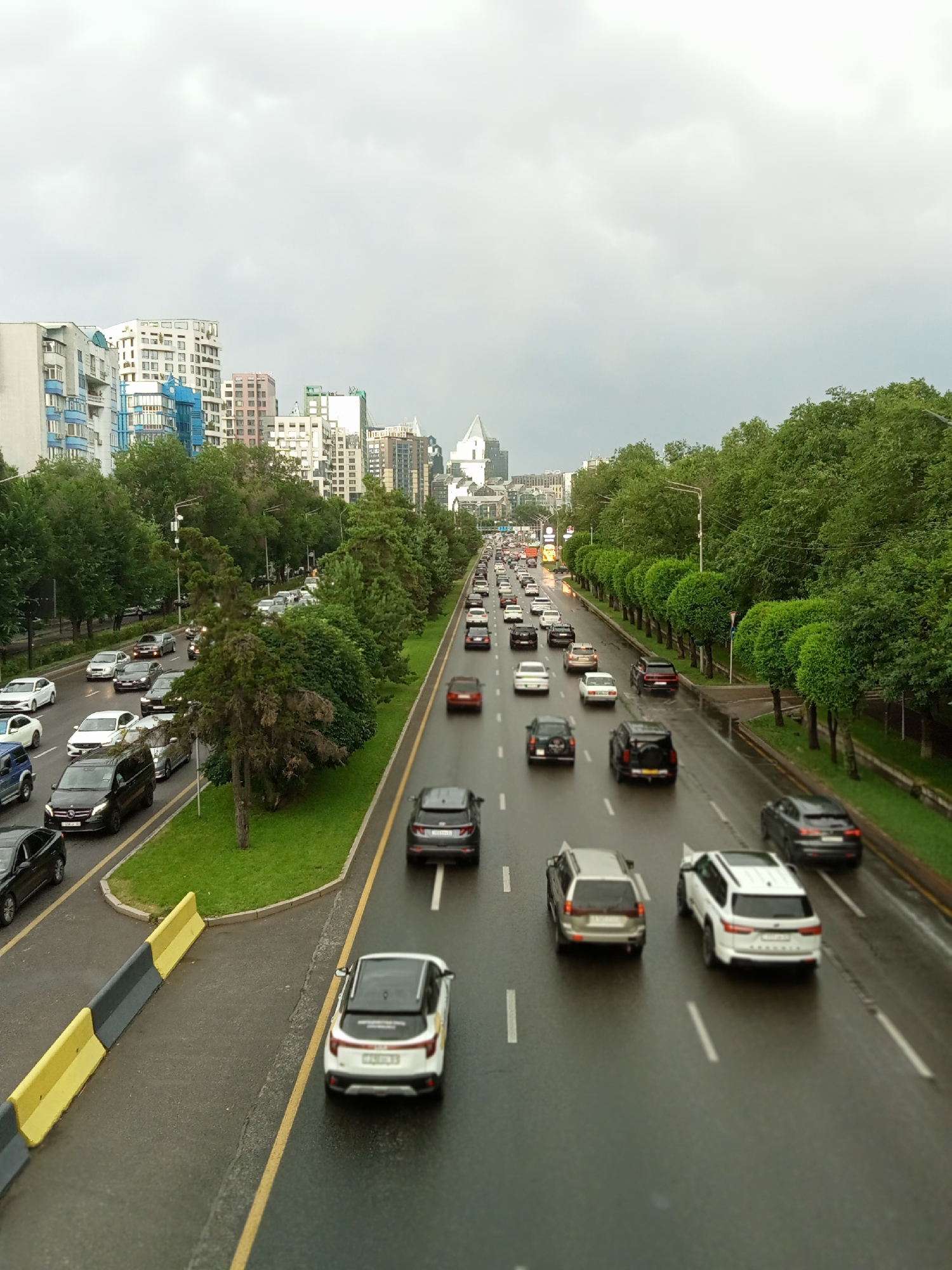 Rainy morning keeps Almaty moving, streets busy and buses full