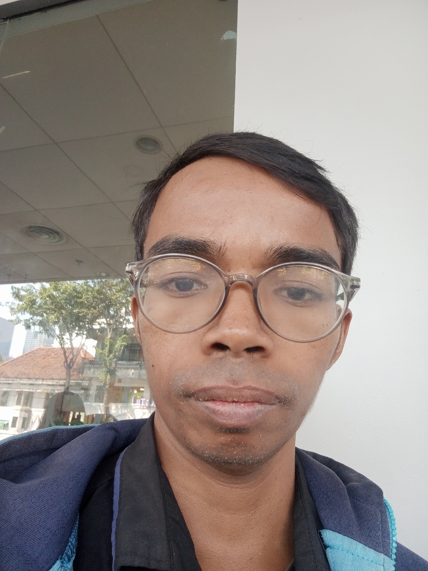Coffee stop and selfies at a Surabaya mall cafe.