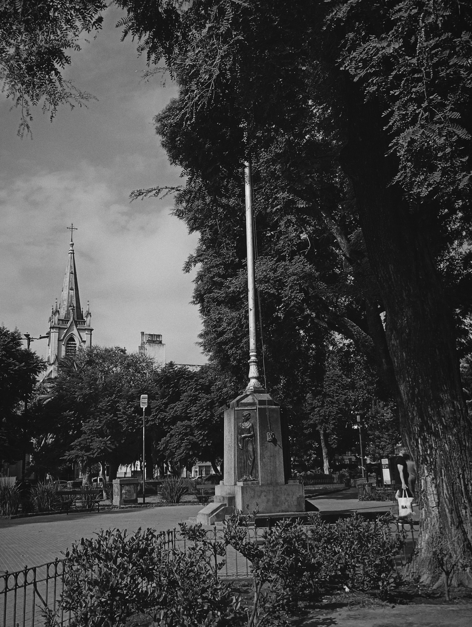 Evening park scenes captured at Buenos Aires plazas