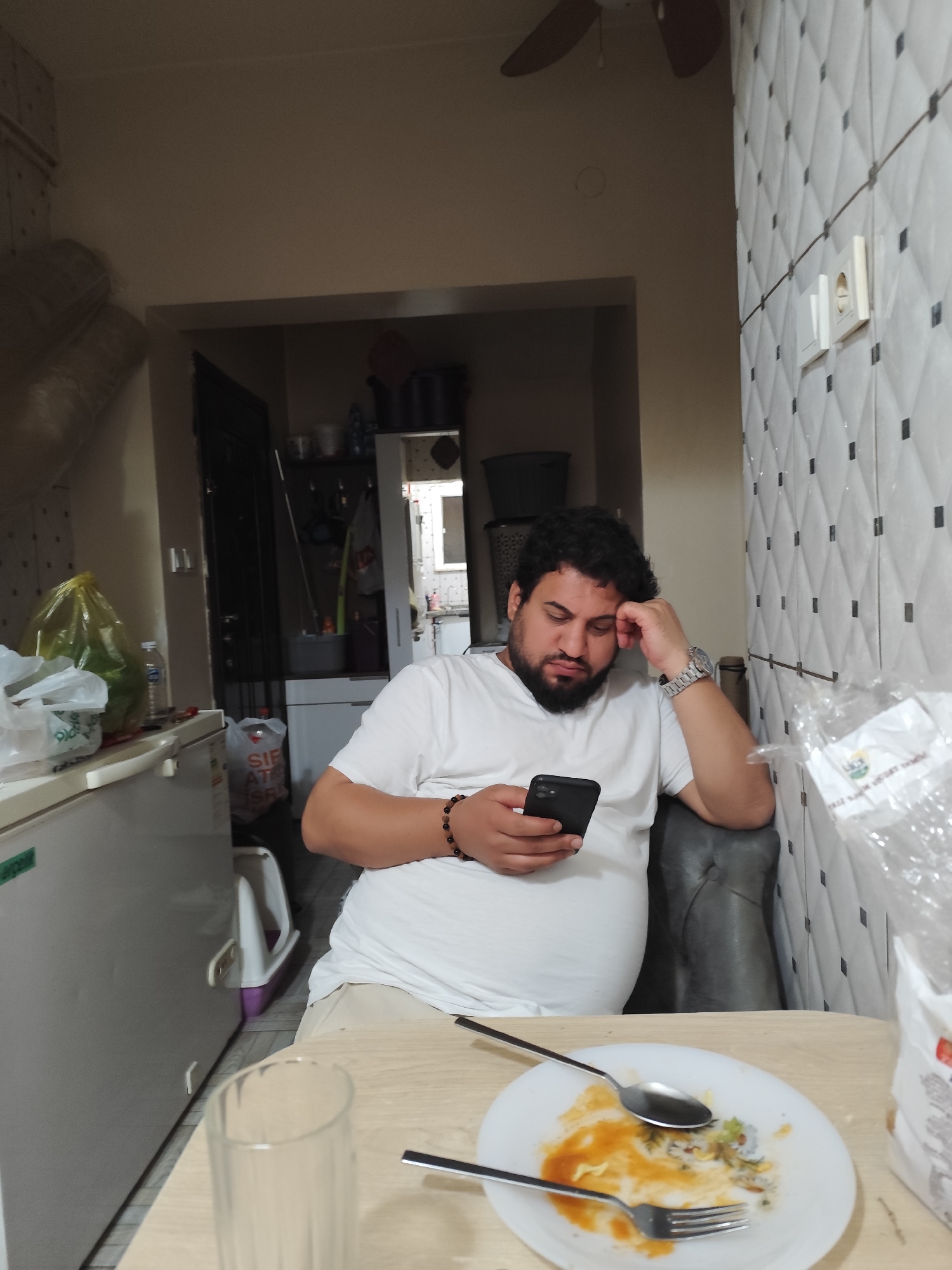 Quiet domestic afternoon captured in Sarıyer household