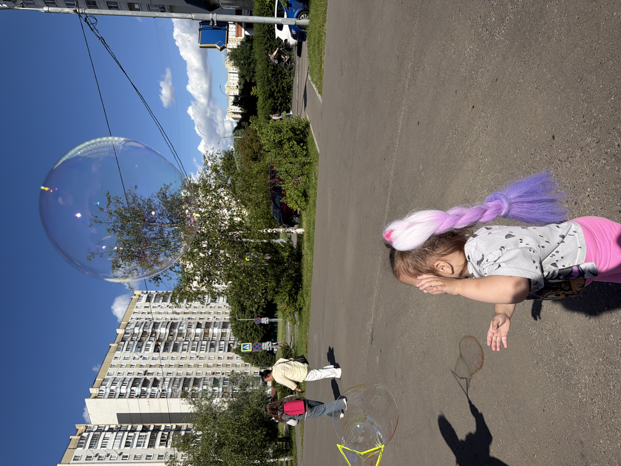 Moscow park afternoon: carousel, bubbles, and street snacks