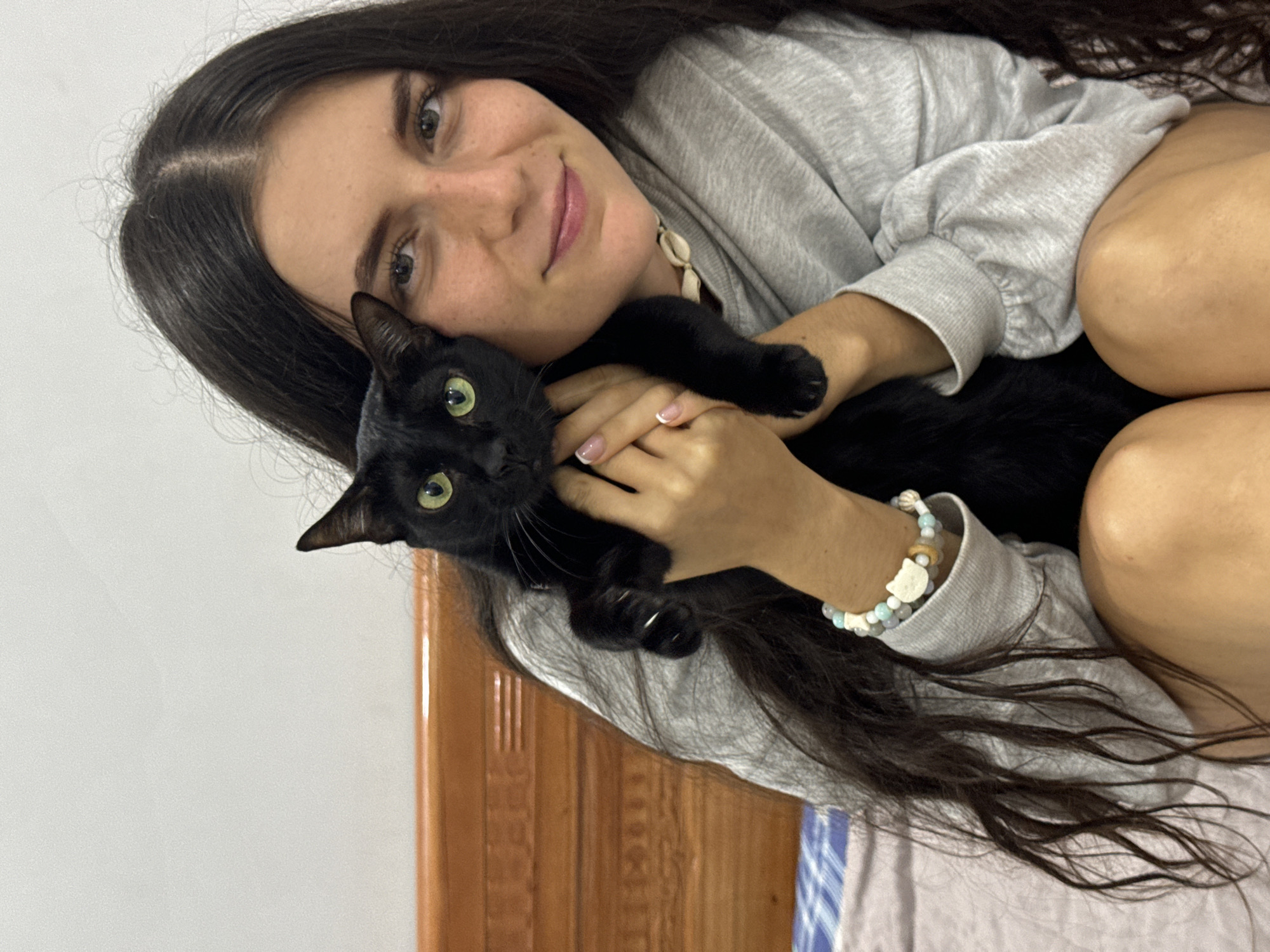 Woman shares quiet afternoon moments with cats in Mũi Né